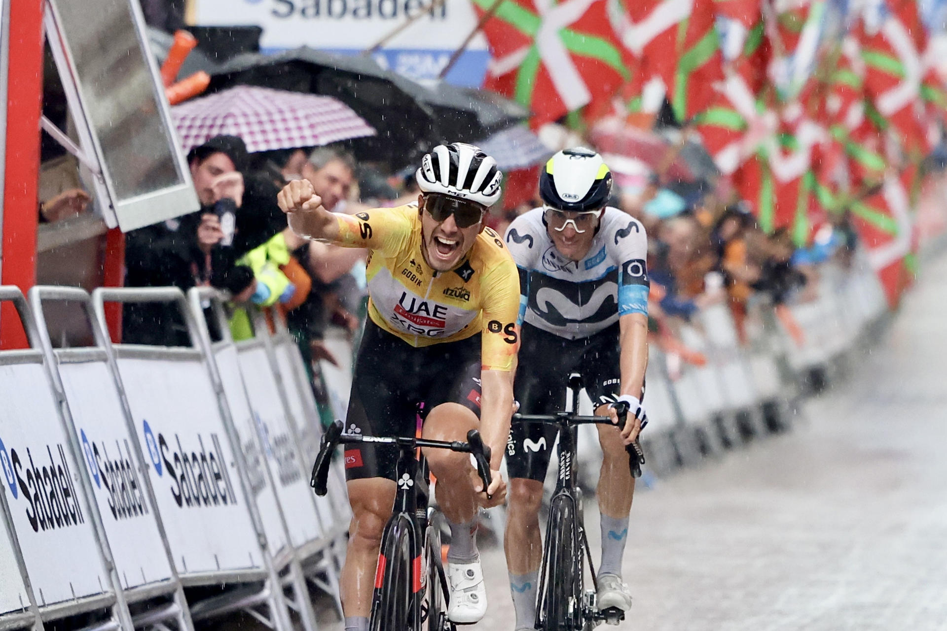 El portugués Joao Almedia (UAE) (i) se impone al español Enric Mas (Movistar) (d) en la sexta y última etapa de la Itzulia 2025, un recorrido de 153,6 kilómetros con salida y llegada en Eibar salpicado de altos puntuables, en la que logró la victoria parcial y además remató su triunfo en la general de la tradicional Vuelta al País Vasco. EFE/ Javi Colmenero