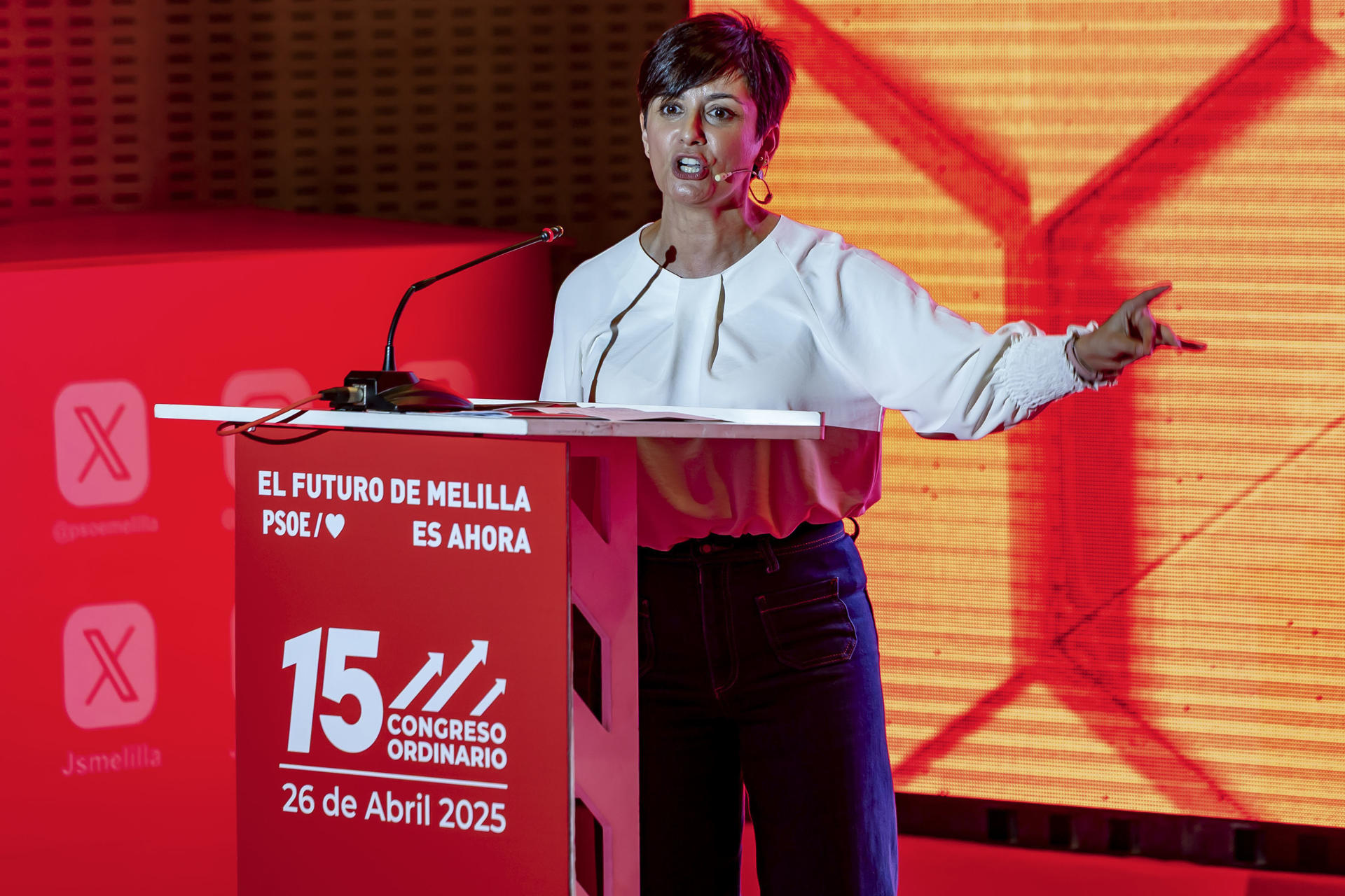 La ministra de Vivienda y Agenda Urbana, Isabel Rodríguez, en su intervención durante el XV Congreso Regional del PSOE de Melilla, ha mostrado este sábado su solidaridad con el PSOE de Cantabria tras los ataques a su sede con explosivos, y ha dejado claro que "no hay nadie que haga bajar la cabeza a ningún hombre o ninguna mujer socialista". EFE/Jose Manuel Giner