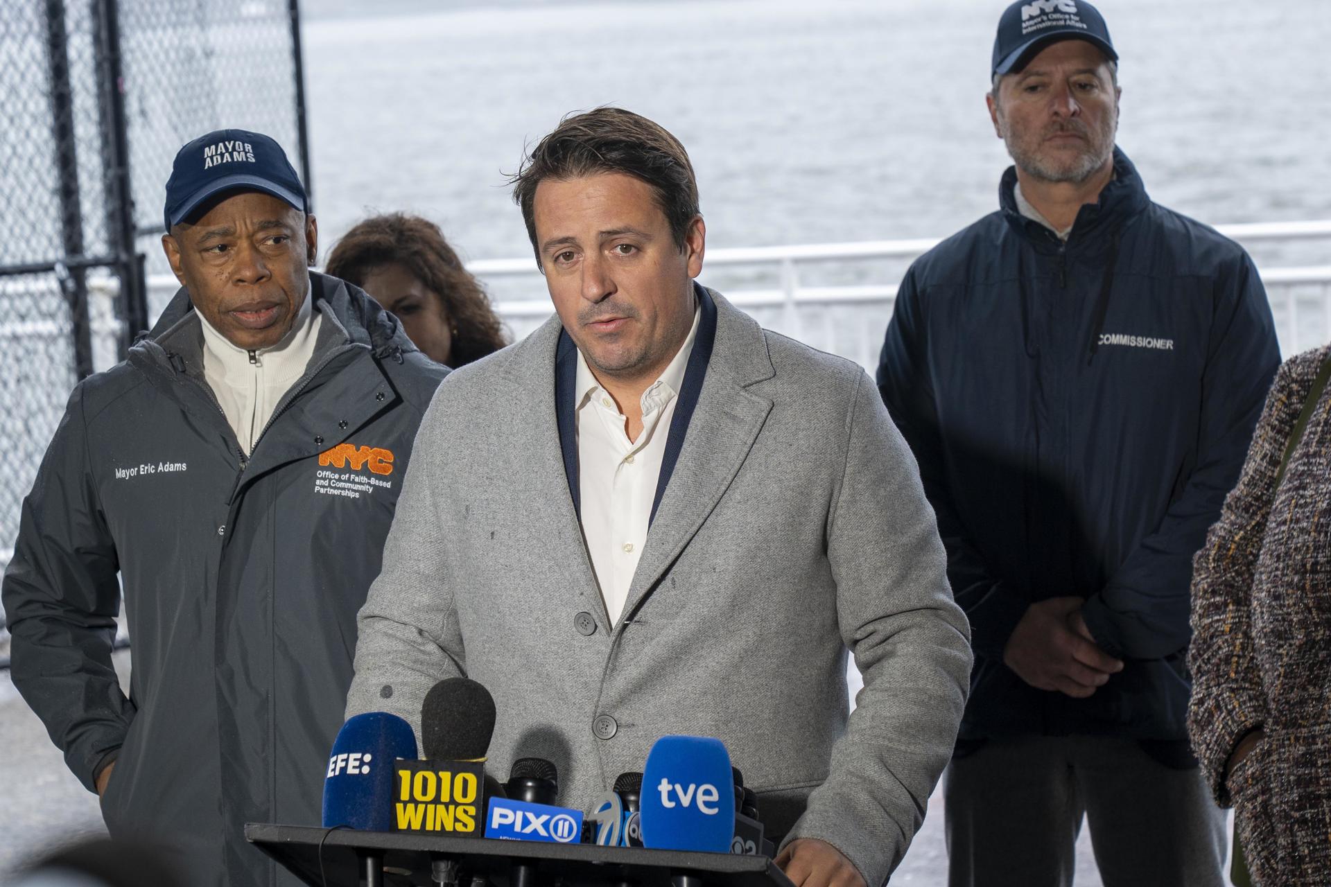 Joan Camprubí (c), hermano de Mercè Camprubí, habla durante una rueda de prensa este sábado, en Nueva York (Estados Unidos). EFE/Ángel Colmenares