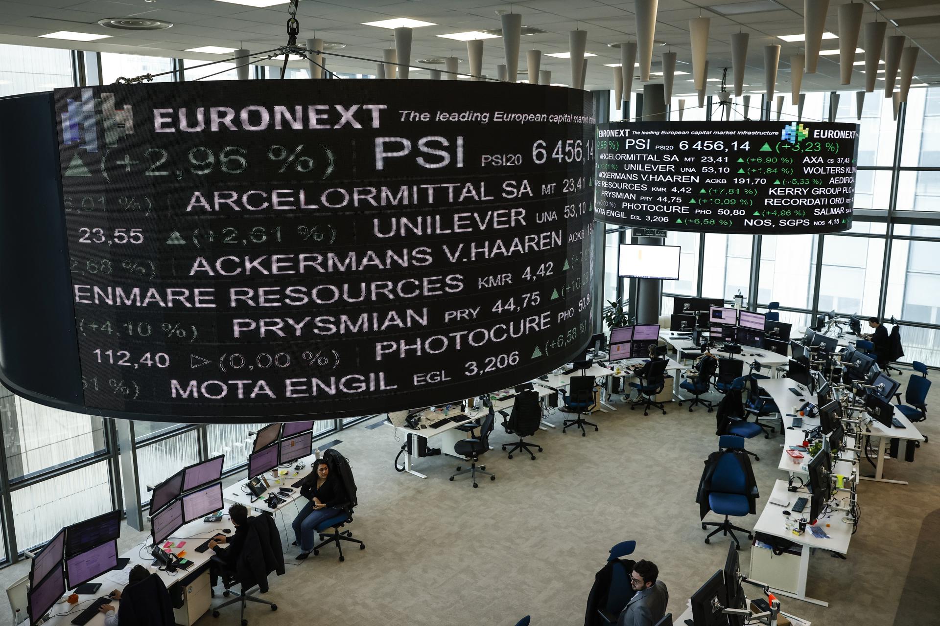 Operadores del mercado trabajan en la sala de operaciones de la sede de la bolsa Euronext en el distrito financiero parisino de La Défense EFE/EPA/YOAN VALAT