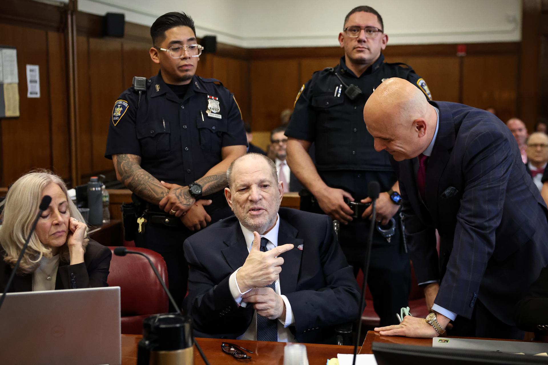 El antiguo productor de cine de Hollywood Harvey Weinstein comparece en el Tribunal Criminal de Manhattan para su nuevo juicio por cargos de violación y agresión sexual en la ciudad de Nueva York, EE. UU., 29 de abril de 2025. EFE/BRENDAN MCDERMID / POOL