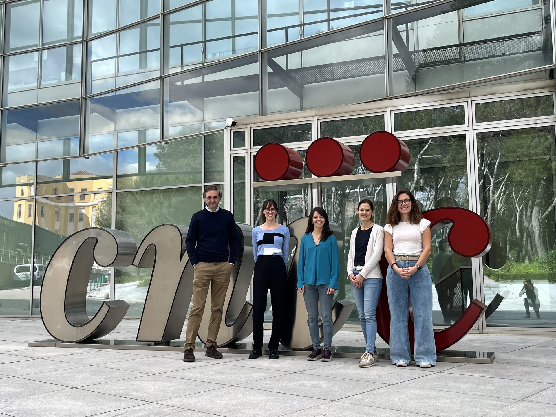 Las lesiones cardíacas que sufren los padres pueden afectar a sus hijos, y más cuando ese daño que ha sufrido alguno de los progenitores se produjo en edades tempranas, según han comprobado científicos del Centro Nacional de Investigaciones Cardiovasculares Carlos III (CNIC) y de la Universidad de Berna (Suiza). En la imagen los investigadores del CNIC. Imagen cedida por el CNIC. EFE