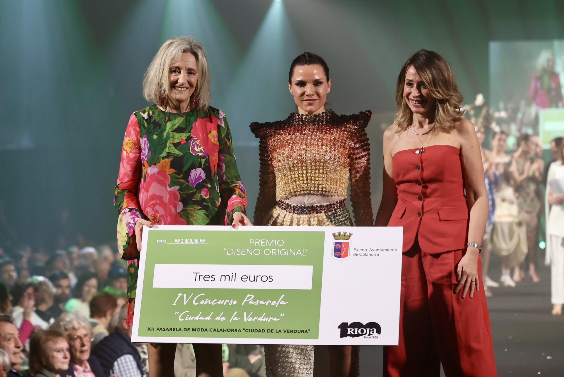 El traje ‘Los colores de mi tierra’, un dos piezas de falda entallada y un top de gasa transparente diseñado por Ainhoa Virto (d), ha ganado este viernes el IV Concurso ‘Pasarela Ciudad de la Verdura’ de la ciudad riojana de Calahorra, gracias a un diseño compuesto por 6.430 semiesferas de verdura deshidratada, acompañadas de 4.000 brillantes de imitación 'strass'. EFE/ Raquel Manzanares
