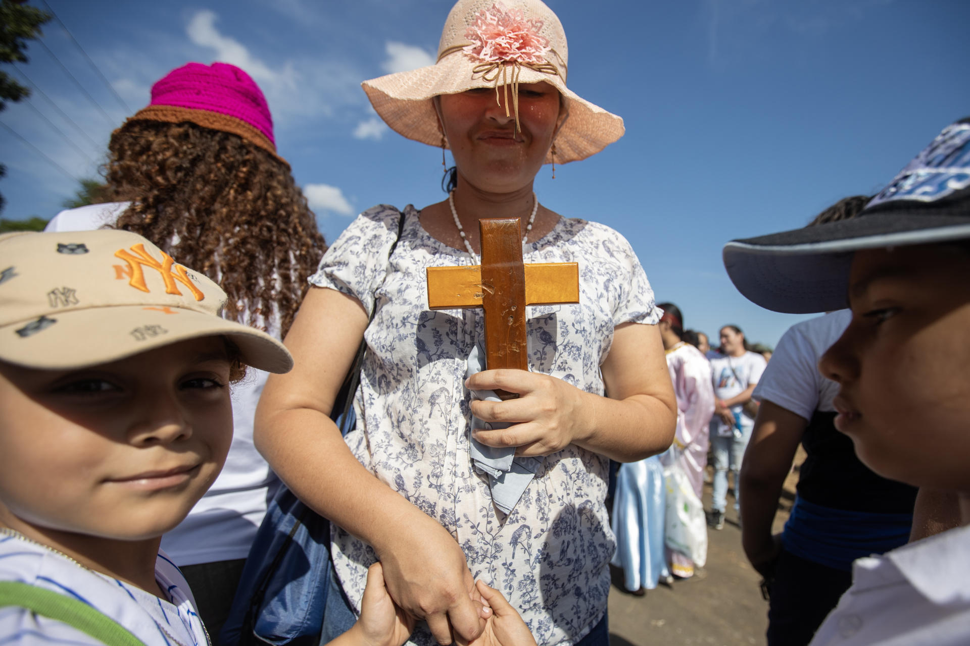 Una mujer sostiene una cruz durante la procesión del Santo Viacrucis este viernes, en Managua (Nicaragua). EFE/ STR