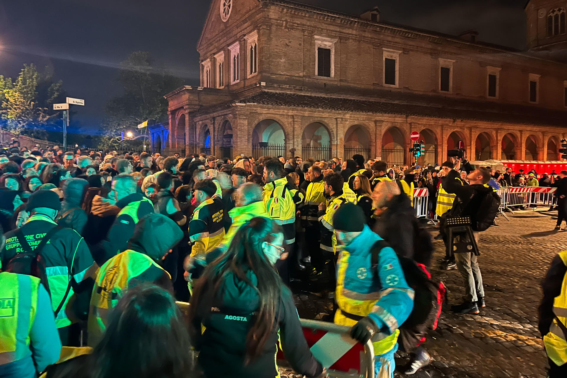 Cientos de personas esperan detrás del perímetro de seguridad en la zona de ‘Santo Spirito’ de Roma para acceder al Vaticano. EFE/ Gonzalo Sánchez