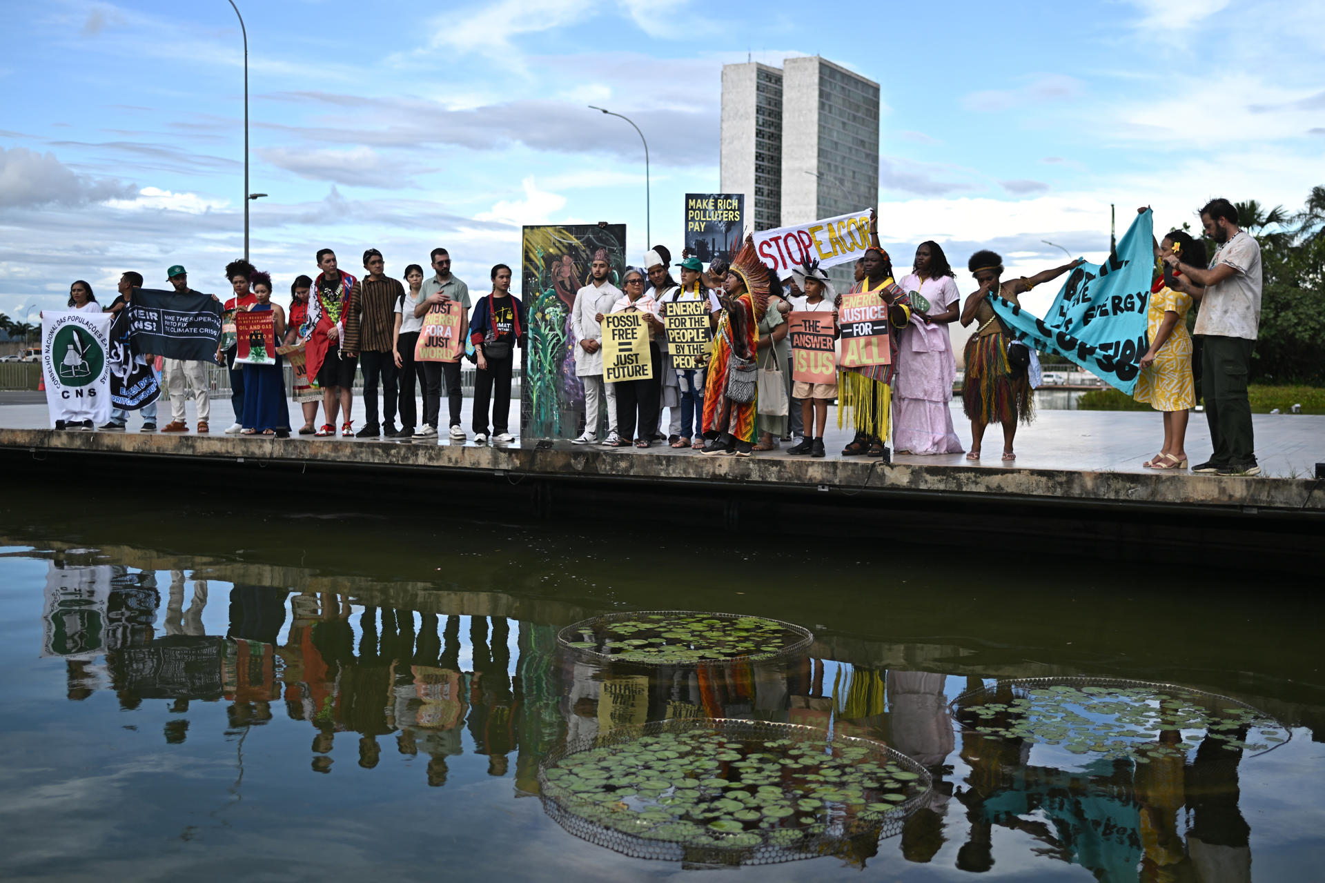 Representantes indígenas, activistas climáticos, influenciadores y líderes comunitarios, participan en una protesta por el fin de los combustibles fósiles, transición energética justa y el liderazgo indígena en la COP30, este martes frente del Palacio del Itamaraty en Brasilia (Brasil). EFE/Andre Borges