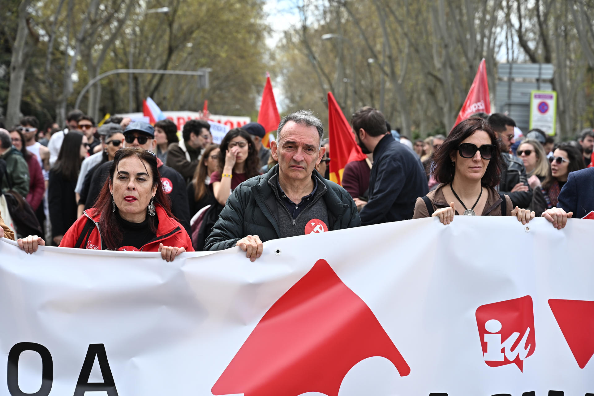 El portavoz adjunto de Sumar en el Congreso y diputado de Izquierda Unida, Enrique Santiago participa en la manifestación convocada por la Confederación Española de Sindicatos Médicos (CESM), el colectivo de médicos en Madrid este sábado para reclamar mejoras en su jornada laboral, su modelo retributivo y el fin de las guardias. EFE/ Fernando Villar