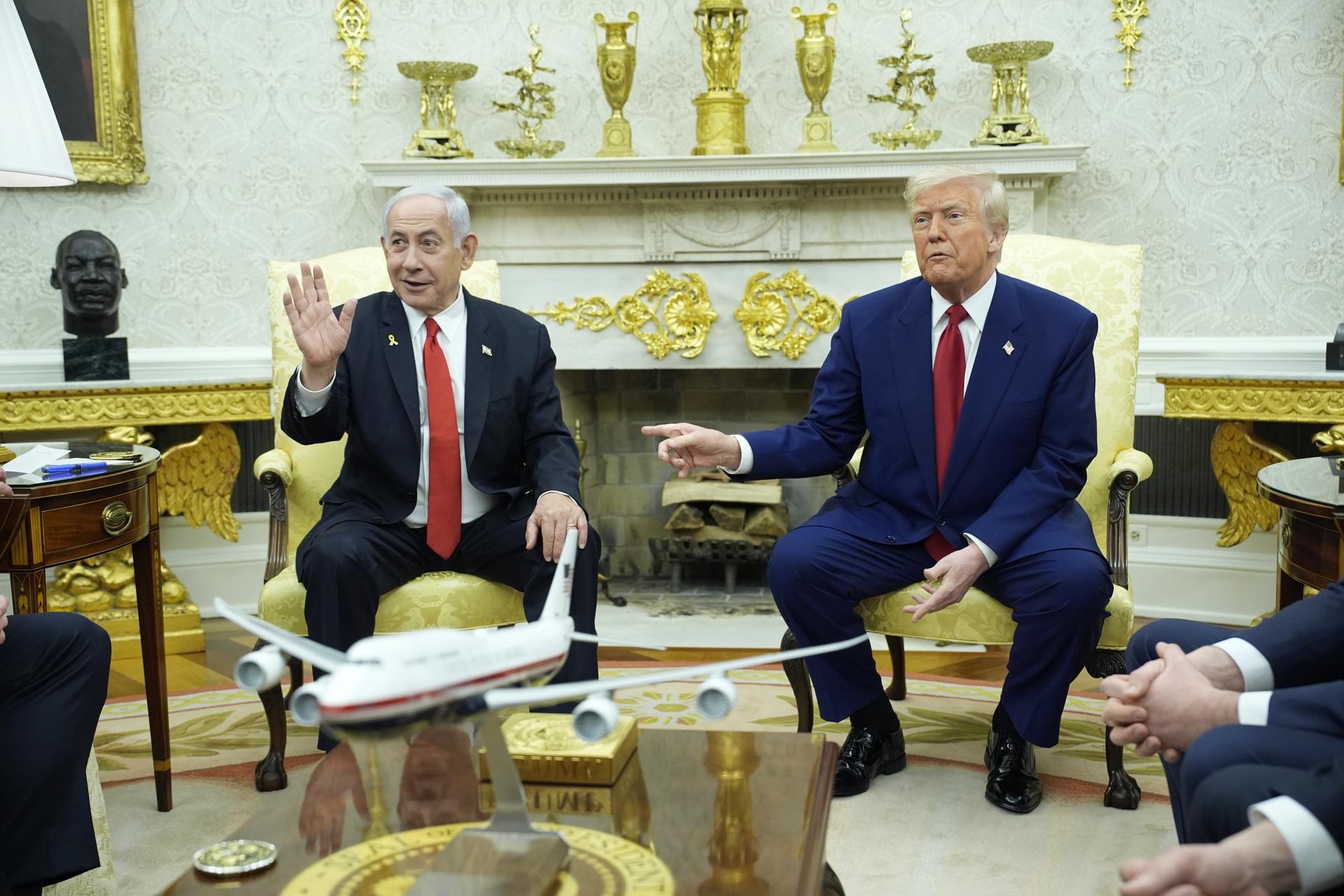 El presidente de Estados Unidos, Donald Trump (derecha), se reúne con el primer ministro israelí, Benjamin Netanyahu (izquierda), en la Oficina Oval de la Casa Blanca. EFE/EPA/YURI GRIPAS / POOL