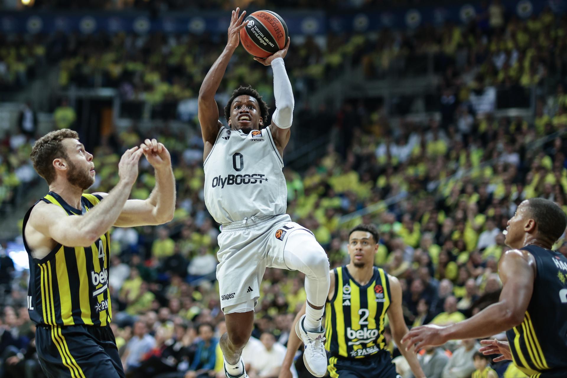 Nicolo Melli del Fenerbahçe en acción contra TJ Shorts, del Paris, durante el segundo partido de playoff de la Euroliga disputado en Estambul. EFE/EPA/ERDEM SAHIN
