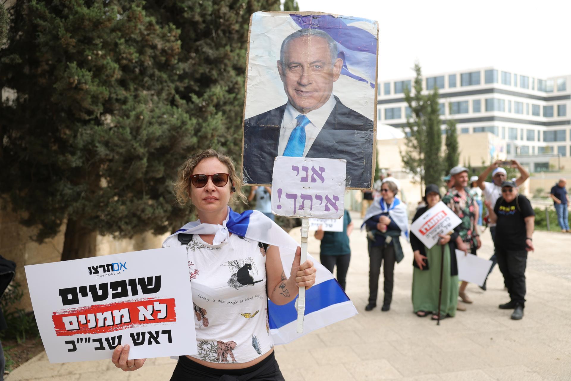 Protesta de seguidores y aliados del primer ministro, Benjamin Netanyahu, delante del Tribunal Supremo. EFE/EPA/ABIR SULTAN