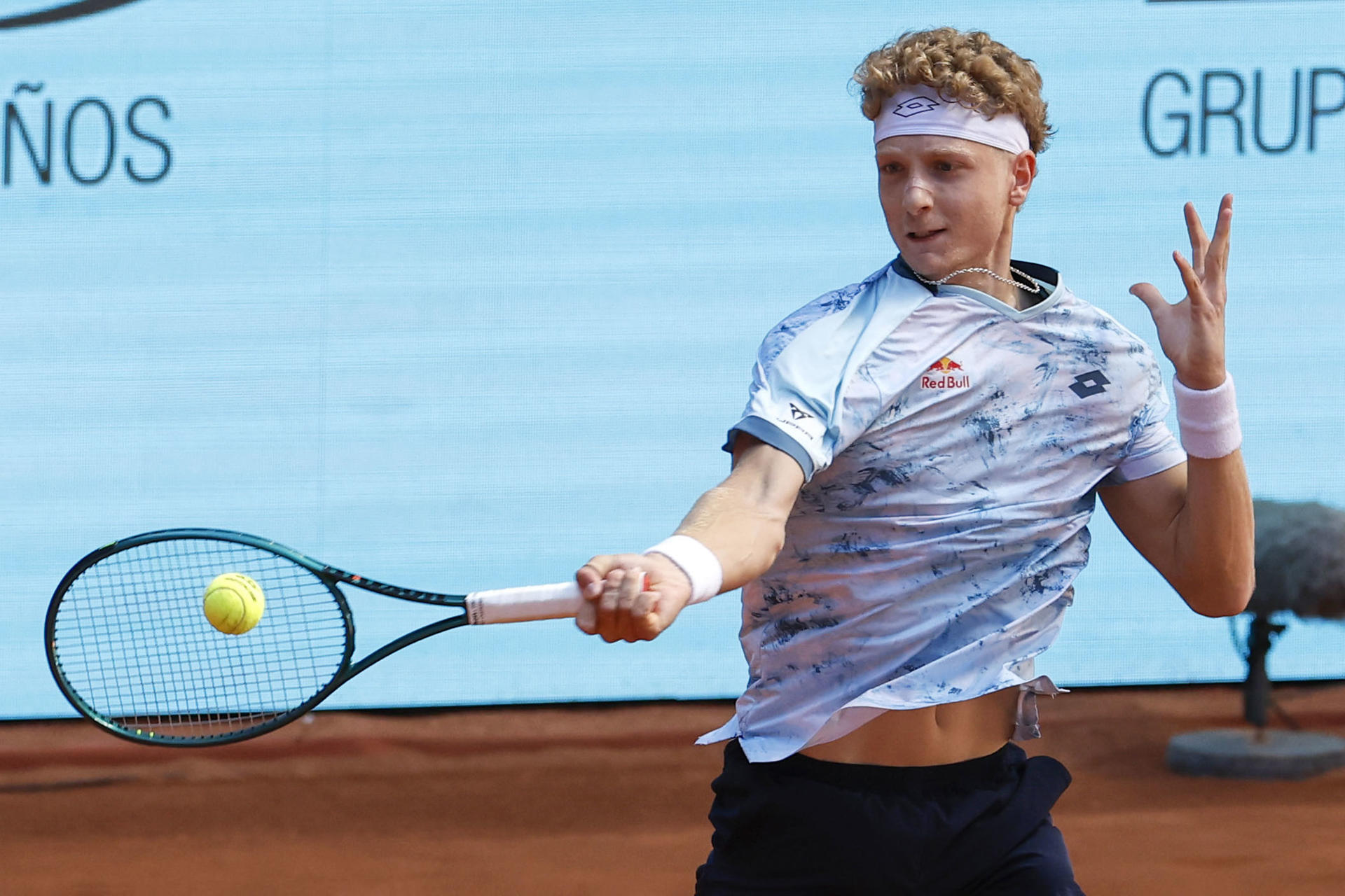 El tenista español Martín Landaluce en acción contra el británico Cameron Norrie durante el partido individual masculino de la ronda de 128 del Masters 1000 de Madrid que disputaron este jueves en la Caja Mágica en la capital de España. EFE/Chema Moya