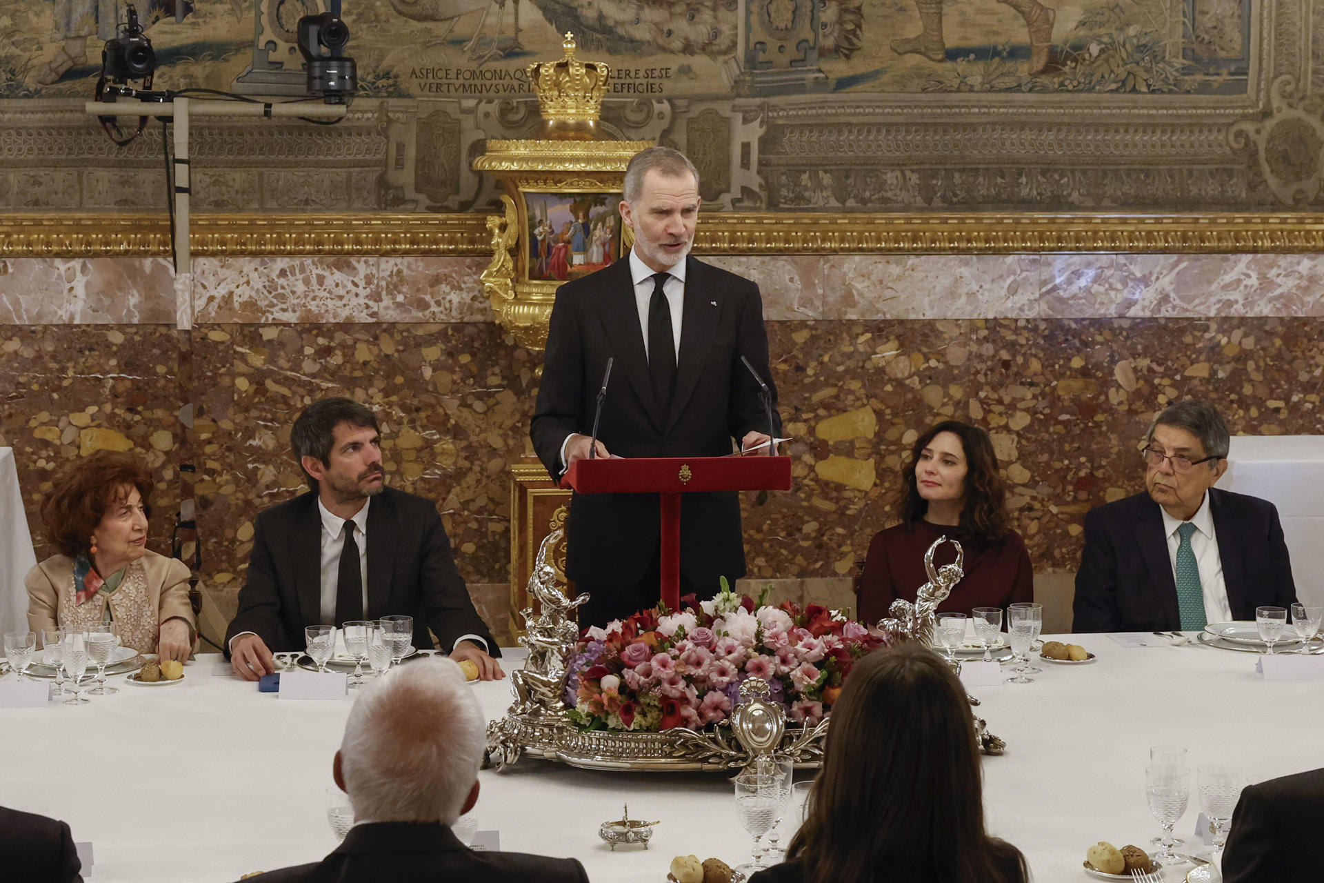 El rey Felipe pronuncia un discurso previo al almuerzo presidido por Sus Majestades con motivo de la concesión del Premio de Literatura en Lengua Castellana Miguel de Cervantes 2024 al escritor Álvaro Pombo, este martes en el Palacio Real. EFE/J.J. Guillén
