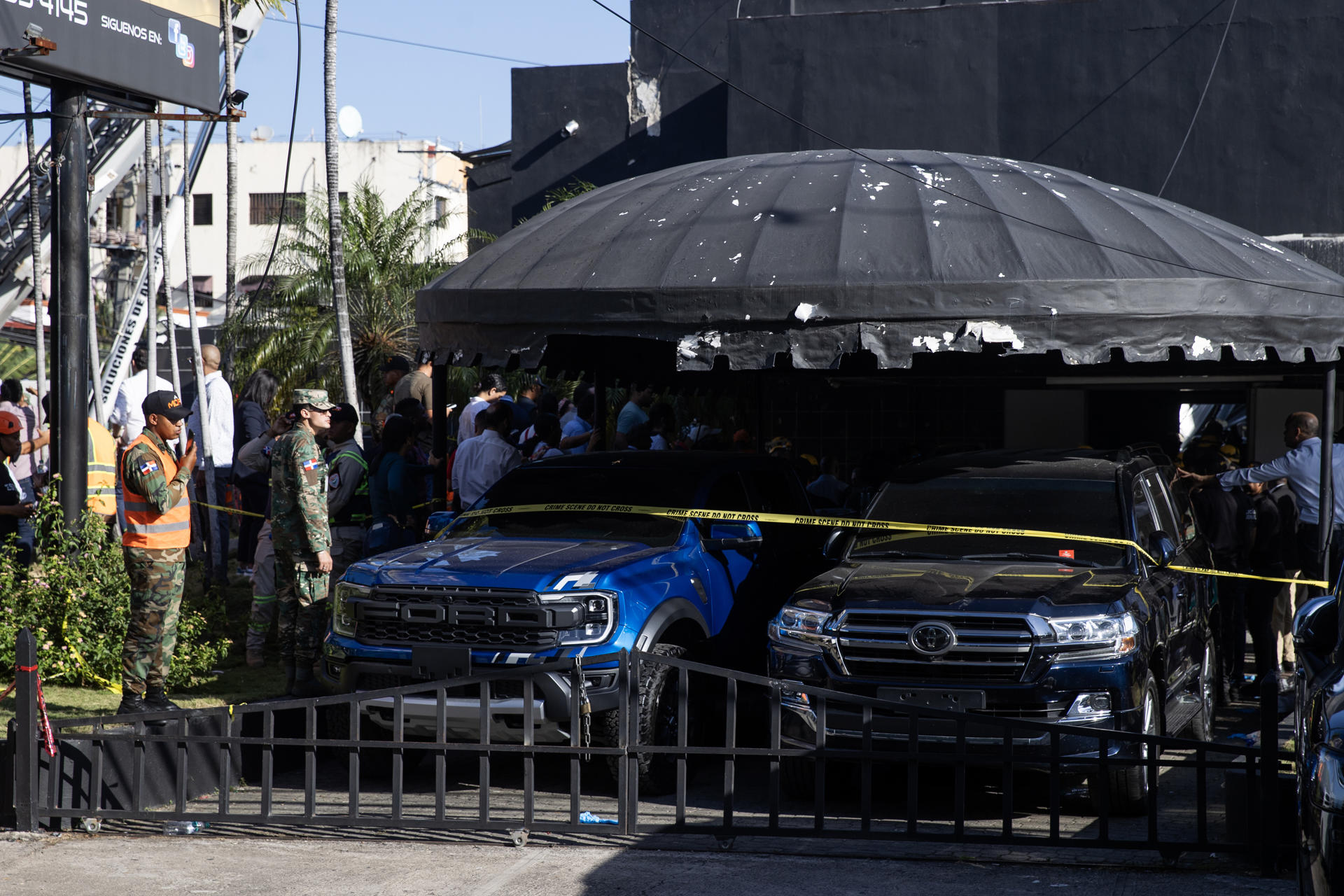 Integrantes del Ejército custodian a las afueras de la discoteca Jet Set este 8 de abril de 2025, en Santo Domingo (República Dominicana). EFE/ Orlando Barría