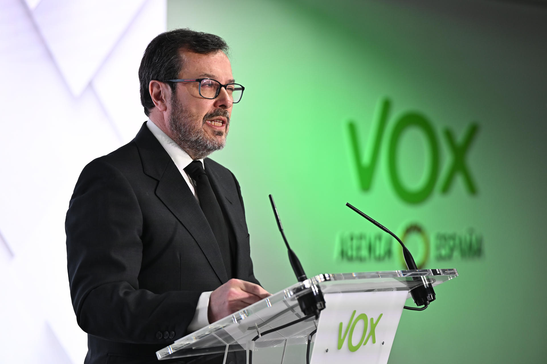 El portavoz de Vox, José María Fúster, durante la rueda de prensa este lunes en Madrid. EFE/ Fernando Villar