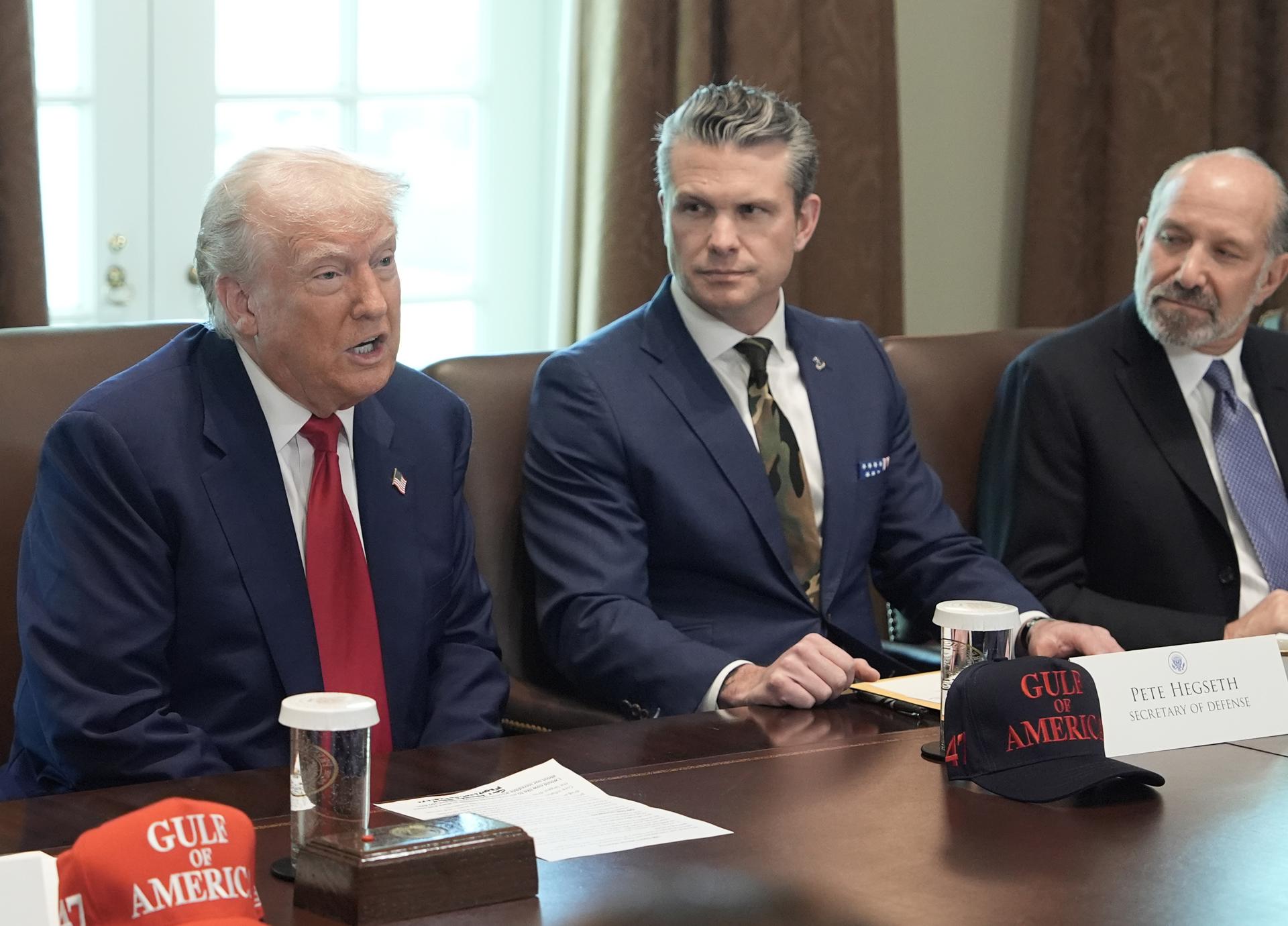 El presidente de Estados Unidos, Donald Trump (i), junto al secretario de Comercio, Howard Lutnick (d), y el secretario de Defensa, Pete Hegseth (c), durante una reunión del gabinete en la Sala del Gabinete de la Casa Blanca en Washington. EFE/EPA/KEN CEDENO / POOL