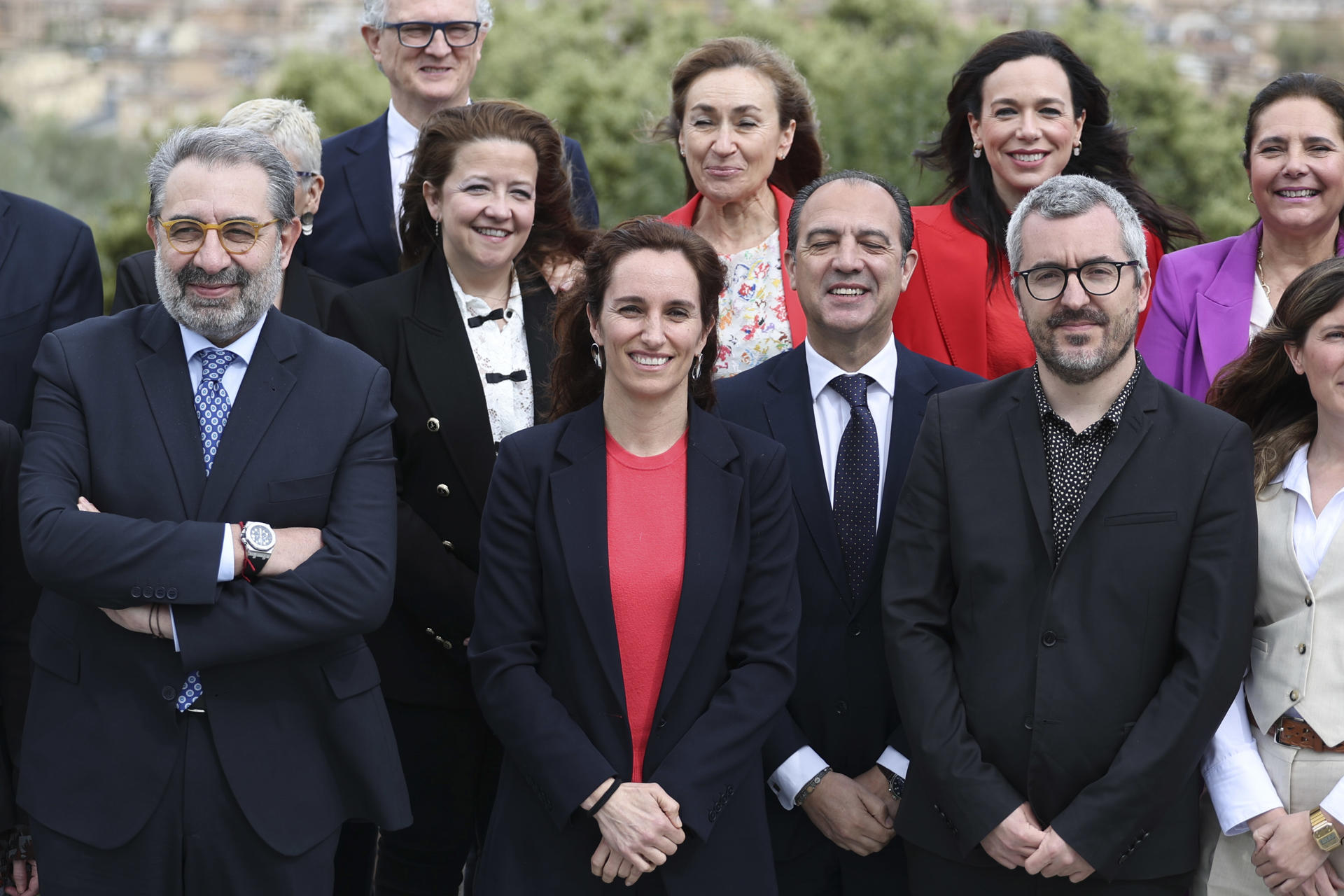 La ministra de Sanidad, Mónica García, posa para la foto de familia tras el Consejo Interterritorial de Salud, este viernes en Toledo. EFE/Ismael Herrero