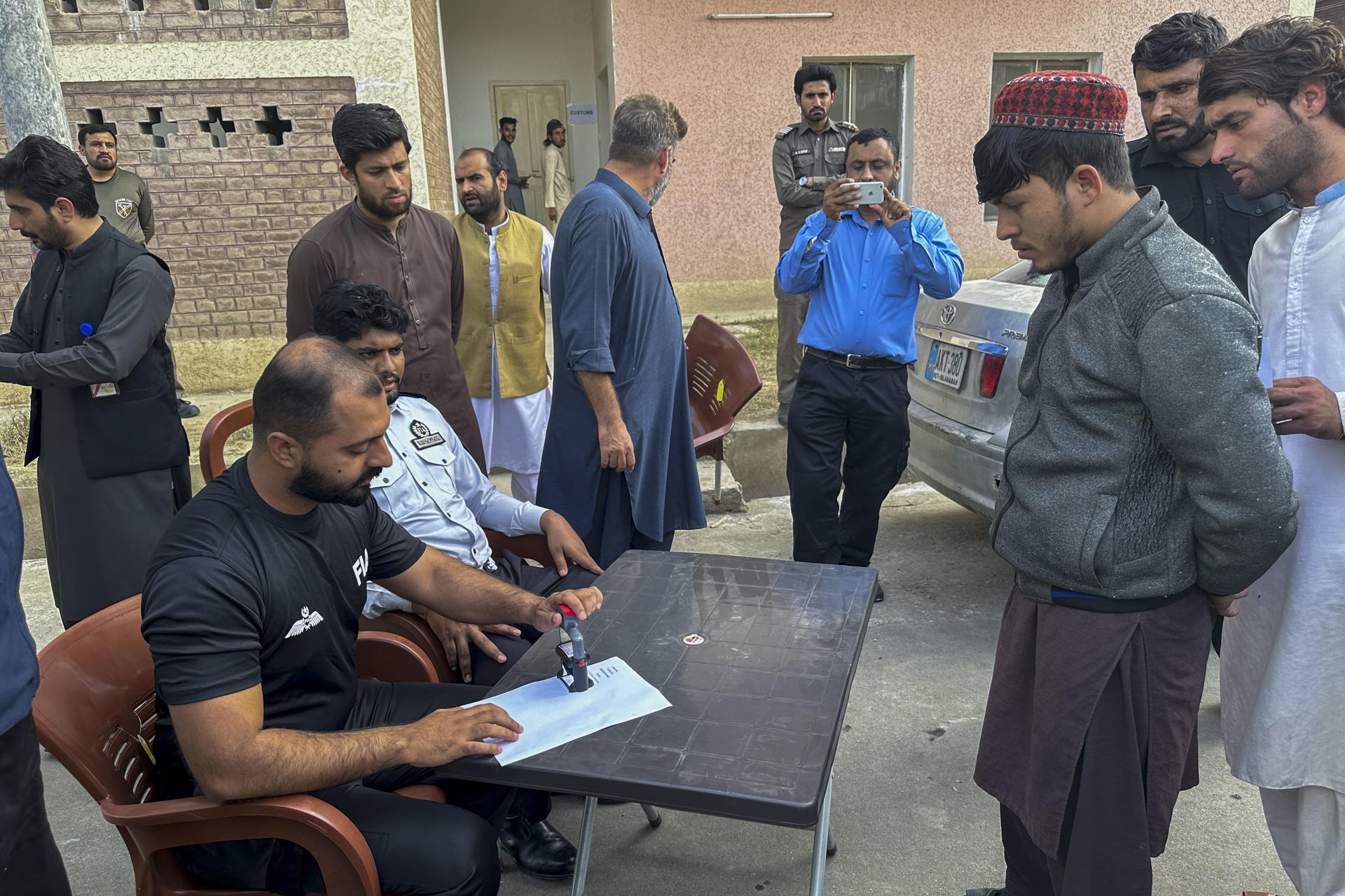 Foto archivo. Resignados pero en calma llegaron este jueves a los centros de detención en Peshawar, Pakistán, los primeros afganos que fueron arrestados por las autoridades paquistaníes una vez expiró el plazo que el Gobierno concedió a los migrantes indocumentados como ellos para abandonar el país si no querían ser deportados a la fuerza. EFE/ Amjad Ali