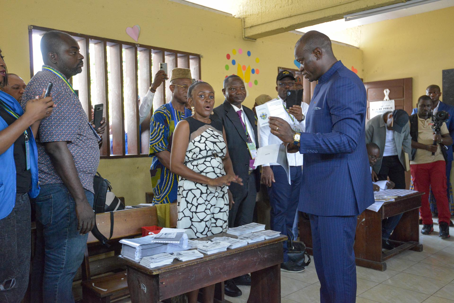 El actual presidente de transición y líder de la junta militar, general de brigada Brice Oligui Nguema, se dispone a votar en las elecciones presidenciales en Libreville, Gabón, el 12 de abril de 2025. EFE/EPA/CHRIS DARCEL