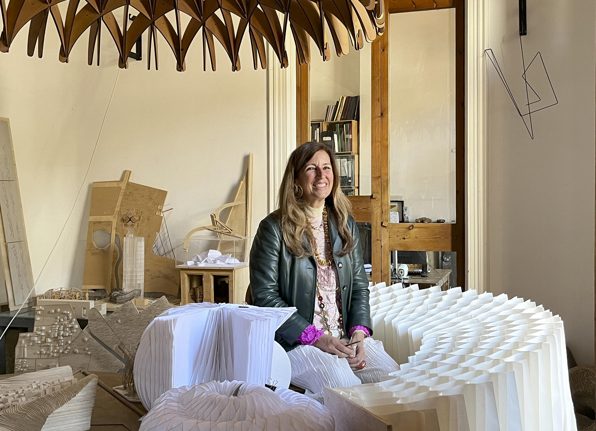 La arquitecta Benedetta Tagliabue, directora del estudio Miralles Tagliabue (EMBT), ha presentado este jueves en Barcelona la instalación 'The Architecture of Virtual Water', una estructura hecha de papel para concienciar sobre el "agua virtual" con la que participará del 10 de mayo al 23 de noviembre en la 19ª Bienal de Arquitectura de Venecia. EFE/ Guillermo Cabellos