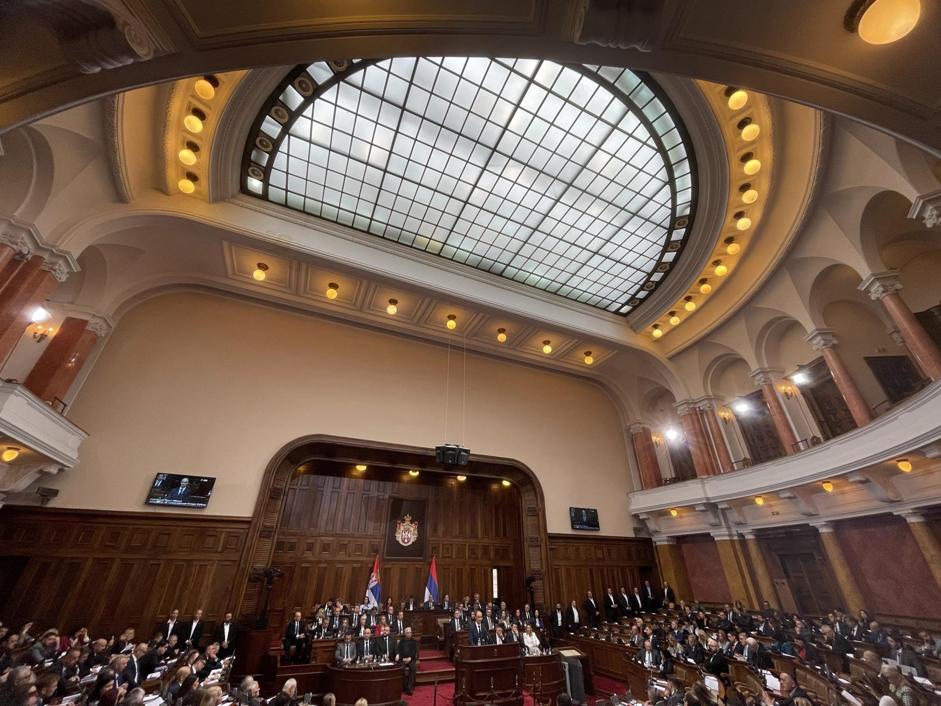 El primer ministro serbio designado, Djuro Macut, presenta su plan para un nuevo gobierno a los miembros del parlamento en Belgrado, Serbia, el 15 de abril de 2025. Macut recibió el mandato como el nuevo primer ministro del país después de que Milos Vucevic presentara su renuncia en enero pasado, tras las protestas que exigían responsabilidades por el colapso de la cubierta de la estación de tren de Novi Sad en noviembre de 2024, que cobró la vida de dieciséis personas. (Protestas, Belgrado) EFE/EPA/ANDREJ CUKIC