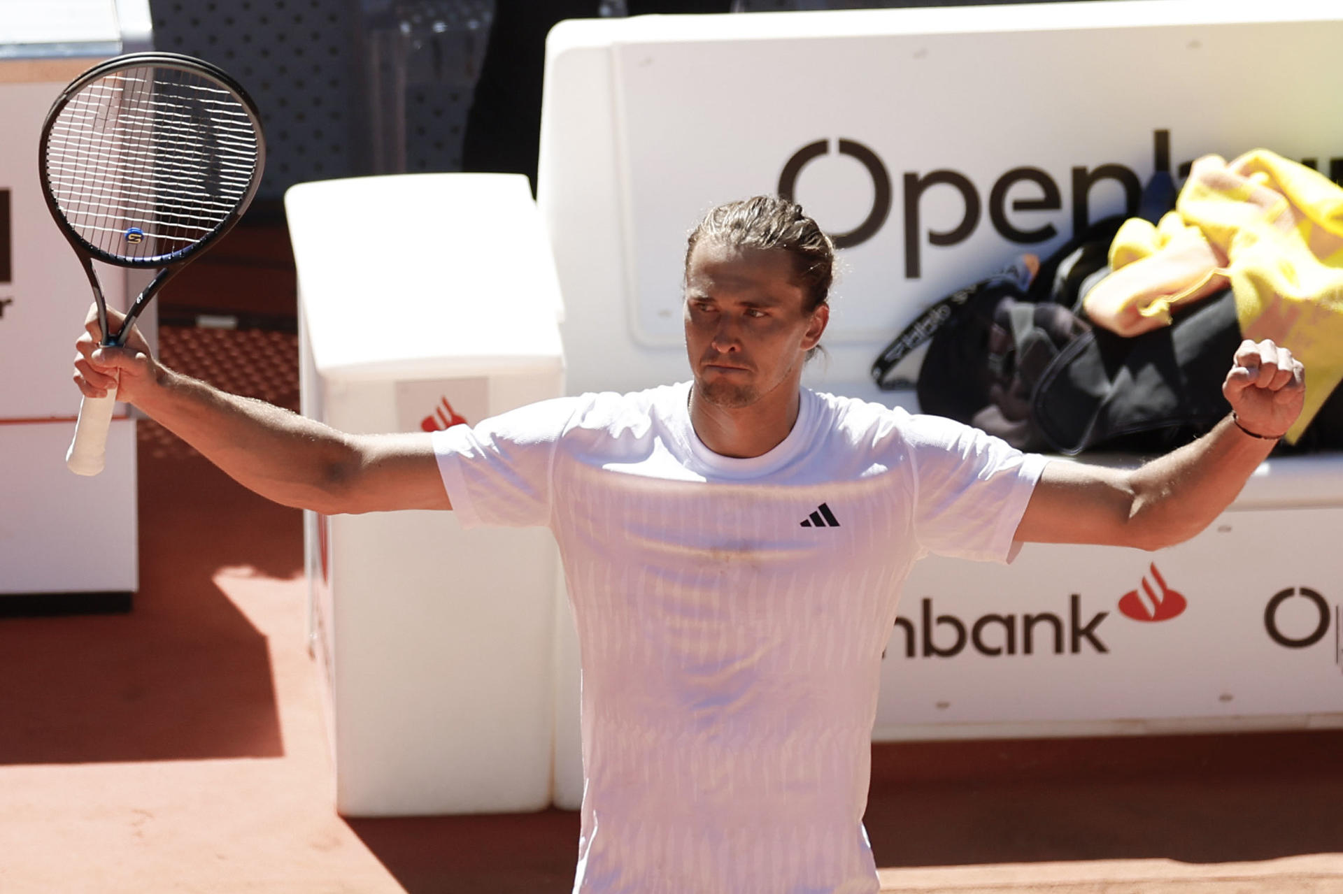 El tenista alemán Alexander Zverev tras ganar al español Alejandro Davidovich en el partido del Masters 1000 de tenis que se disputa este domingo en la Caja Mágica, en Madrid. EFE/Chema Moya