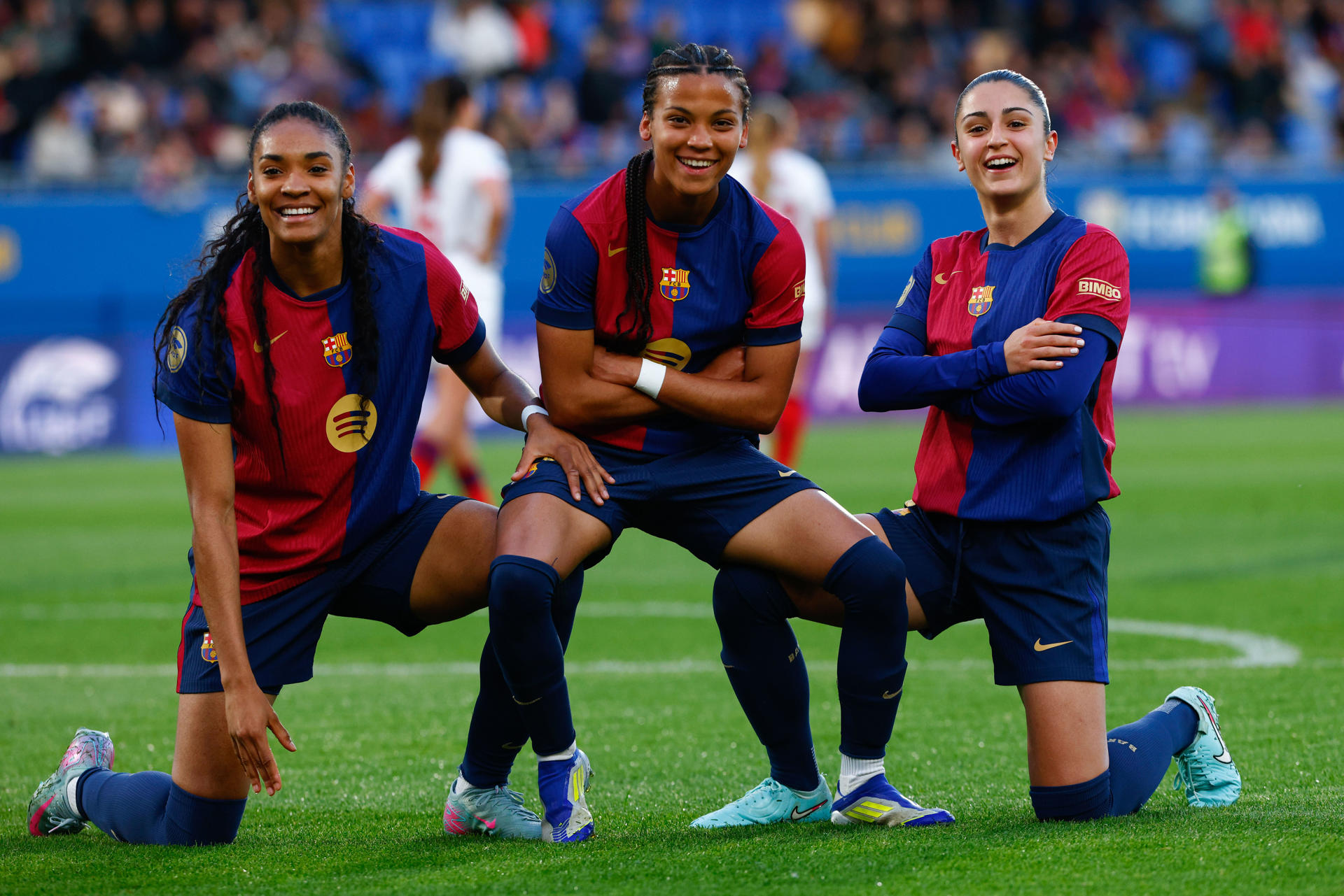 La centrocampista del FC Barcelona Vicky López (c) celebra su gol junto a la delantera Salma Paralluelo (i) y la defensa Jana Fernández (d) durante el encuentro correspondiente a la jornada 26 de la Liga F entre FC Barcelona y el Sevilla FC en el estadio Johan Cruyff de la localidad barcelonesa de Sant Joan Despi. EFE/ Quique García