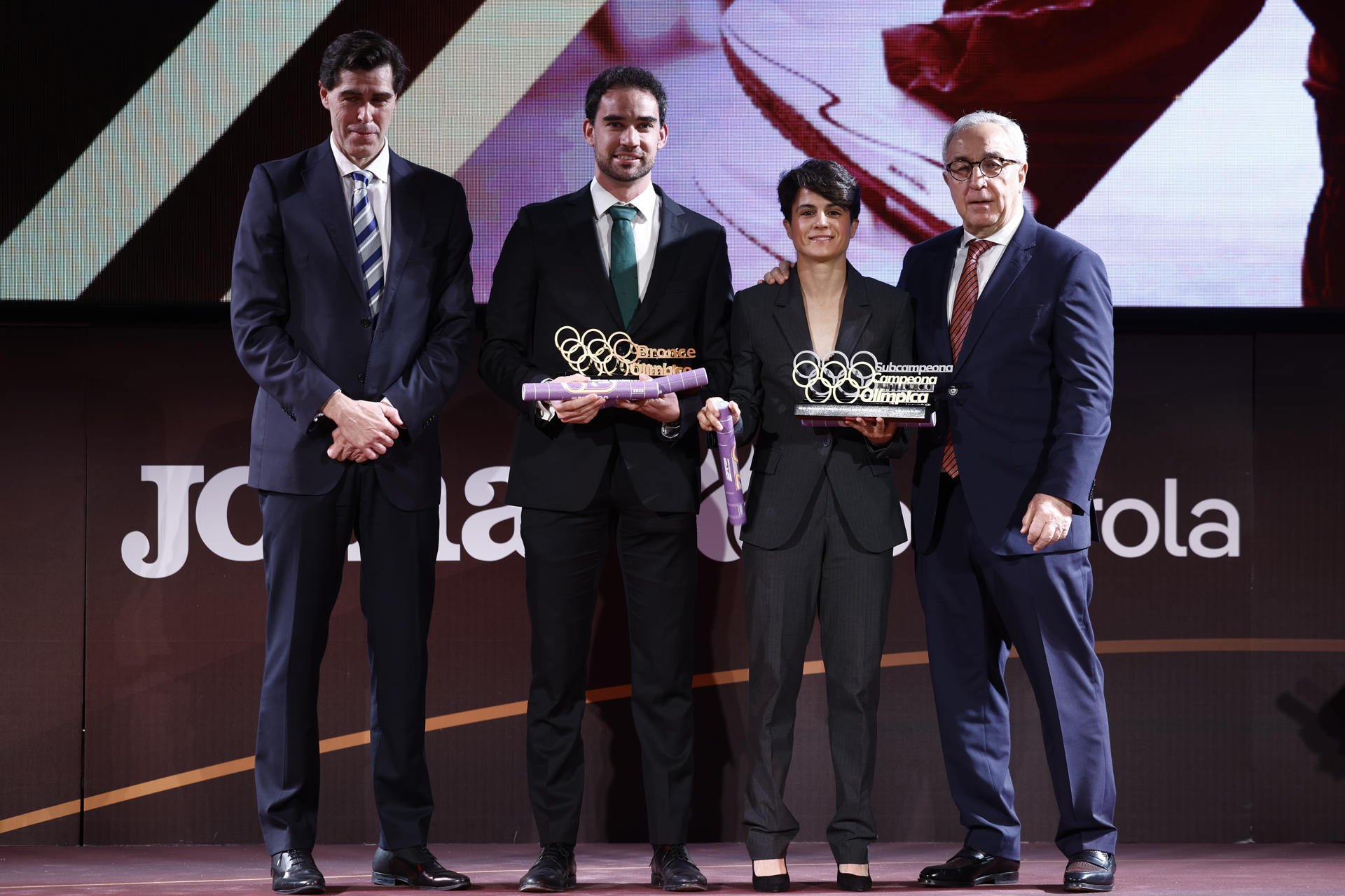 Los marchadores Álvaro Martín (2i) y María Pérez acompañados por el presidente de la Federación Española de Atletismo, Raúl Chapado (i) y del presidente del Comité Olímpico Español, Alejandro Blanco, tras recibir sus galardones durante la Gala del Atletismo 2024 que se celebra hoy sábado en la sede del Comité Olímpico Español, en Madrid. EFE / Daniel González.
