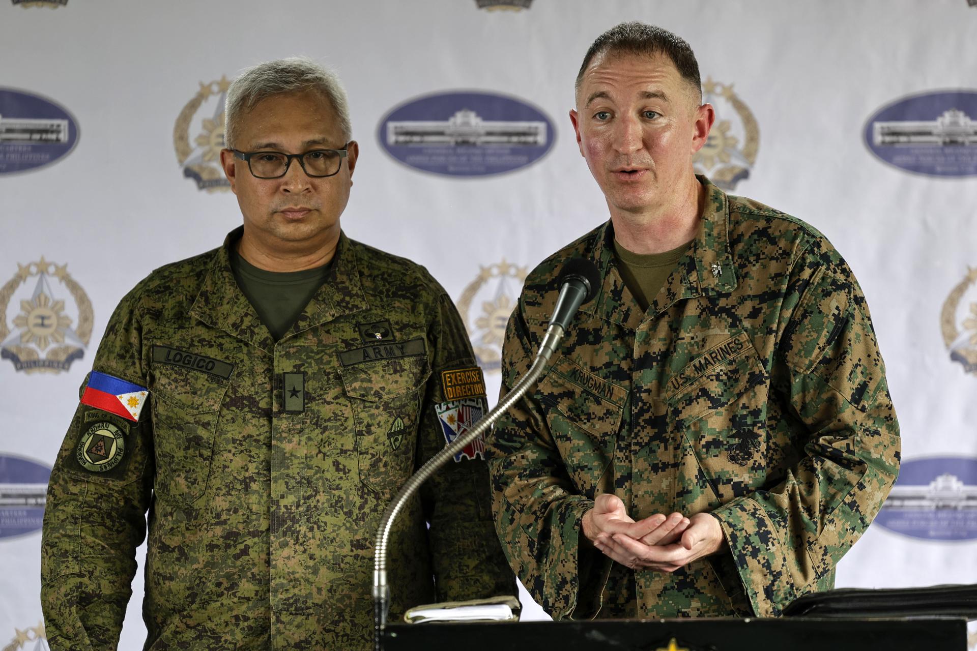 QUEZON CITY (Philippines), 15/04/2025.- Philippines Balikatan 40-2025 Spokesperson Brigadier General Michael Logico (L) and Colonel Douglas Krugman (R) of the United States 1st Marine Expeditionary Force hold a press briefing on Philippines-US joint military exercises at Camp Aguinaldo in Quezon City, Metro Manila, Philippines, 15 April 2025. The two countries are expected to hold the 40th iteration of joint military exercises in various locations in the Philippines over a roughly three-week period spanning parts of April and May. (Filipinas, Estados Unidos) EFE/EPA/ROLEX DELA PENA