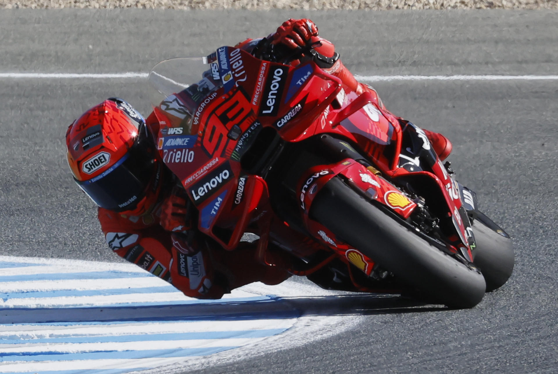 El piloto español de MotoGP Marc Márquez, del equipo Ducati Lenovo Team, durante la primera ronda de clasificación de su categoría para el Gran Premio de España de Motociclismo en el Circuito de Jerez-Ángel Nieto de Jerez. EFE/José Manuel Vidal