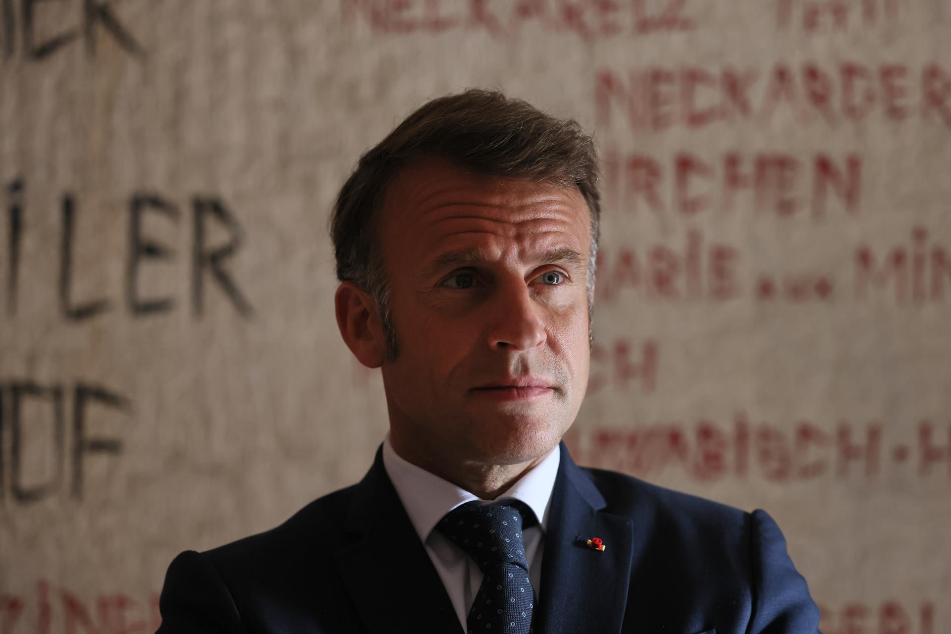 El presidente francés Emmanuel Macron visita una exposición fotográfica sobre los campos de muerte nazis del fotógrafo británico Michael Kenna, en el Memorial del Holocausto de París, antes de las celebraciones del Día de la Victoria, en París, Francia, 28 de abril de 2025. (Francia) EFE/EPA/THOMAS PADILLA / POOL MAXPPP OUT