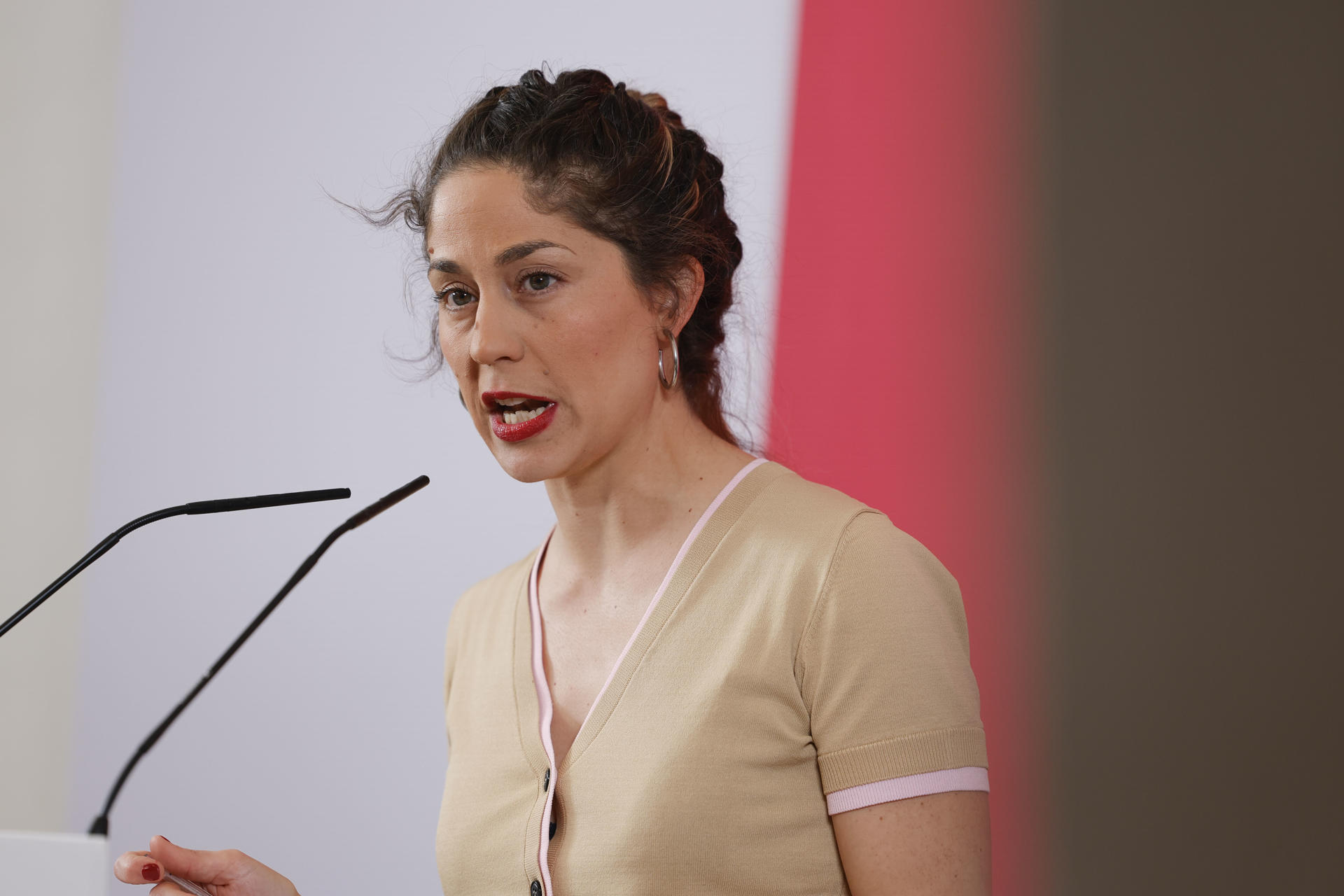 La coordinadora de Sumar, Lara Hernández, ofrece una rueda de prensa este lunes en Madrid. EFE/ Zipi