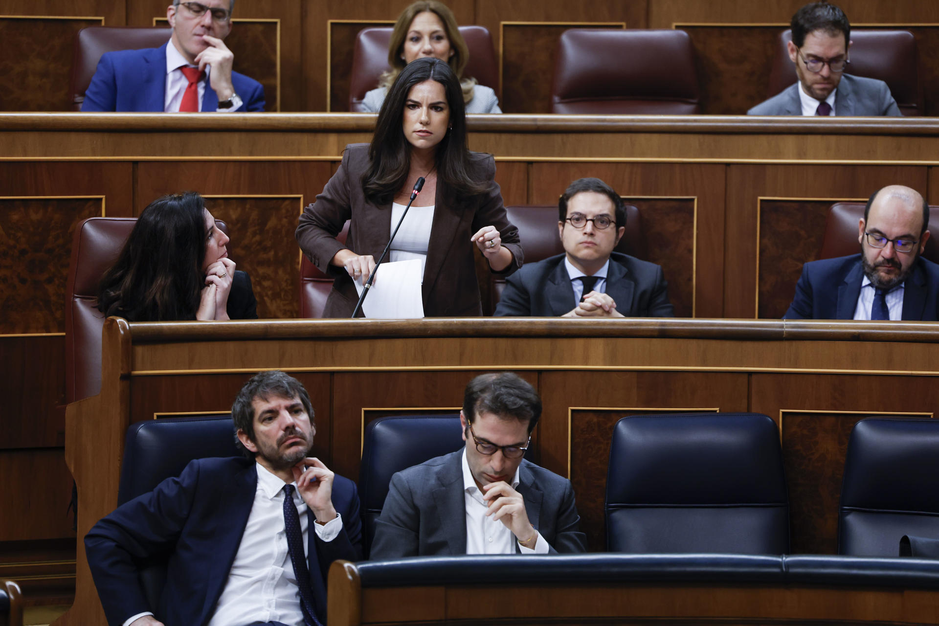 La portavoz de Vox Pepa Millán (2i) interpela al ministro de Presidencia, Justicia y Relaciones con las Cortes, Félix Bolaños (no aparece), durante la sesión de control al Gobierno este miércoles en el Congreso de los Diputados. EFE/ Javier Lizón