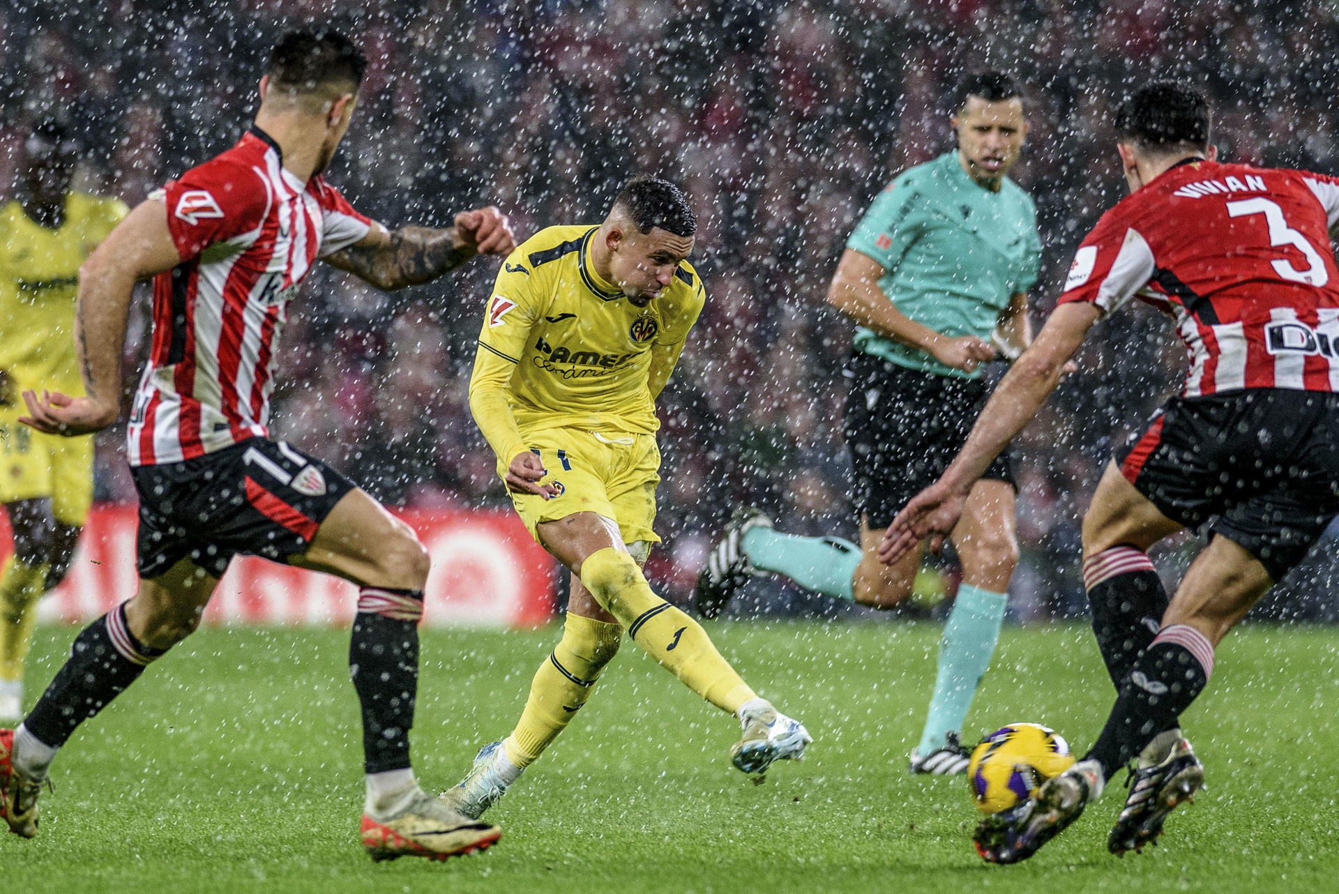 El delantero del Villarreal Yeremy Pino (c) tira a puerta durante el partido de la jornada 16 de LaLiga EA Sports, en el estadio de San Mamés, en Bilbao en foto de archivo de Javier Zorrilla. EFE