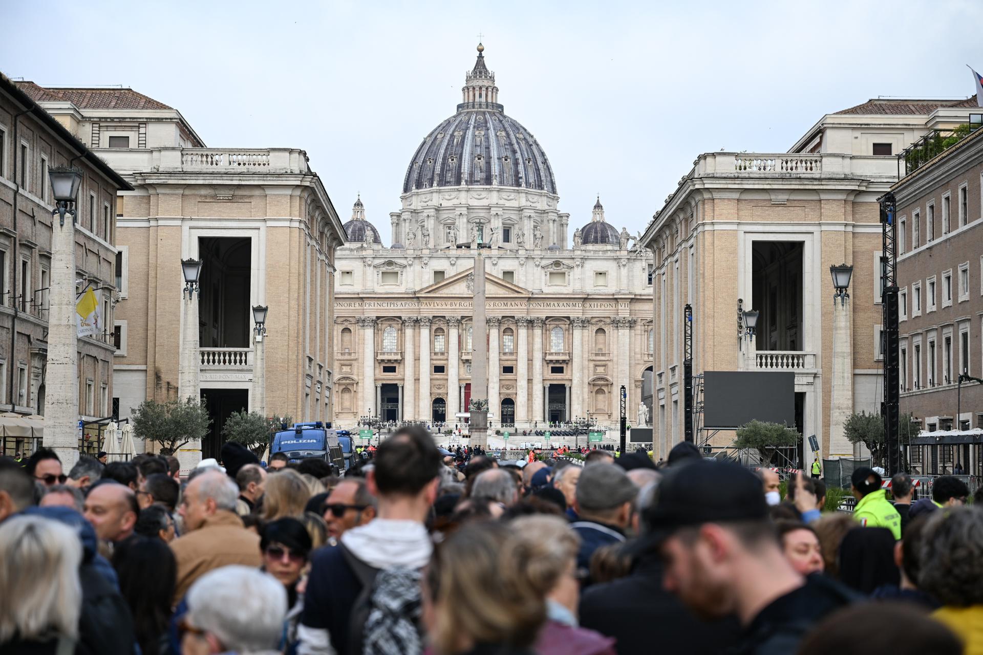 Fieles delante de la basílica de San Pedro. EFE/EPA/DAREK DELMANOWICZ POLAND OUT