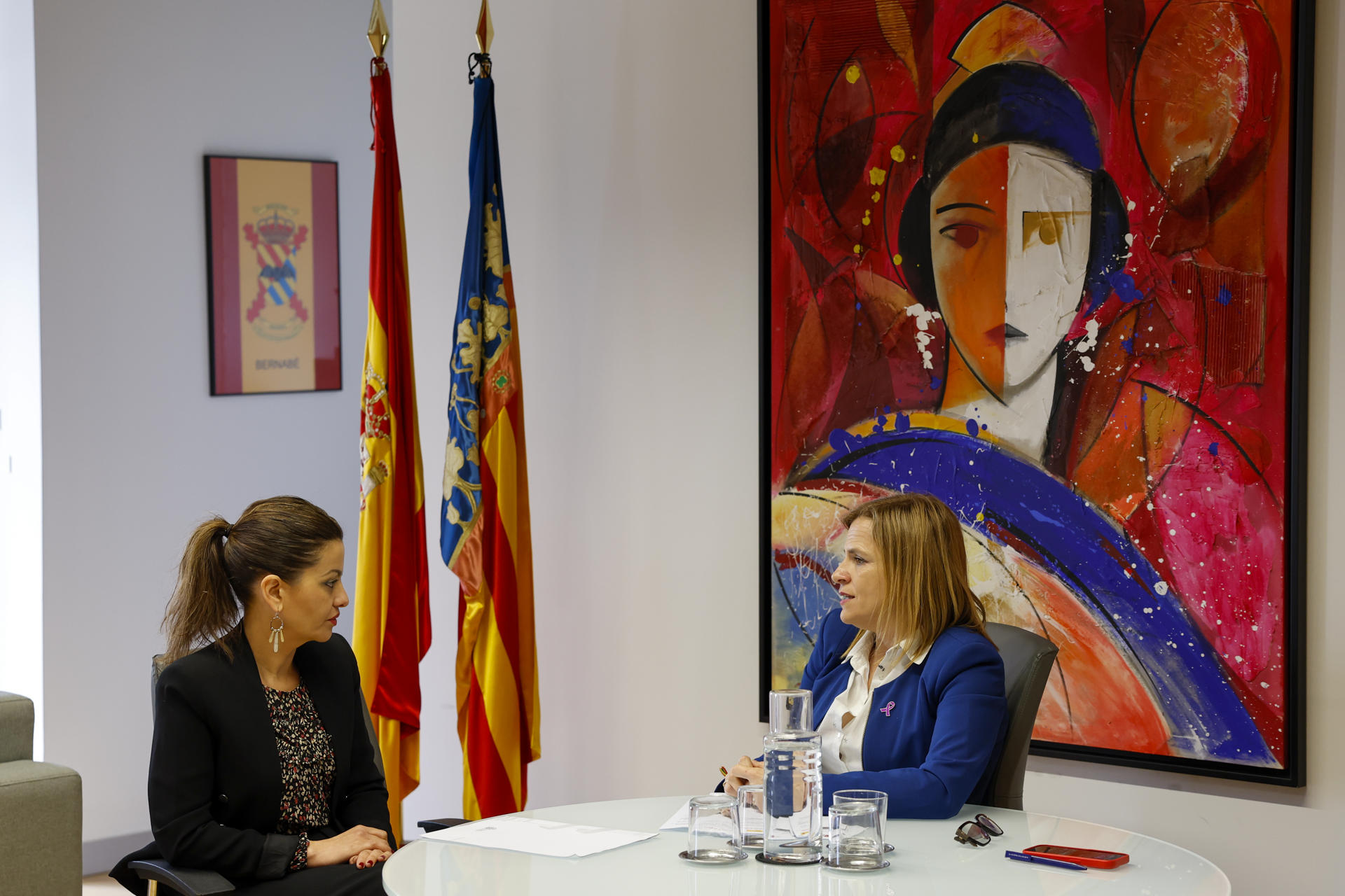 La ministra de Juventud e Infancia, Sira Rego, durante la reunión mantenida este viernes con la delegada del Gobierno en la Comunitat, Pilar Bernabé (d). EFE/Ana Escobar