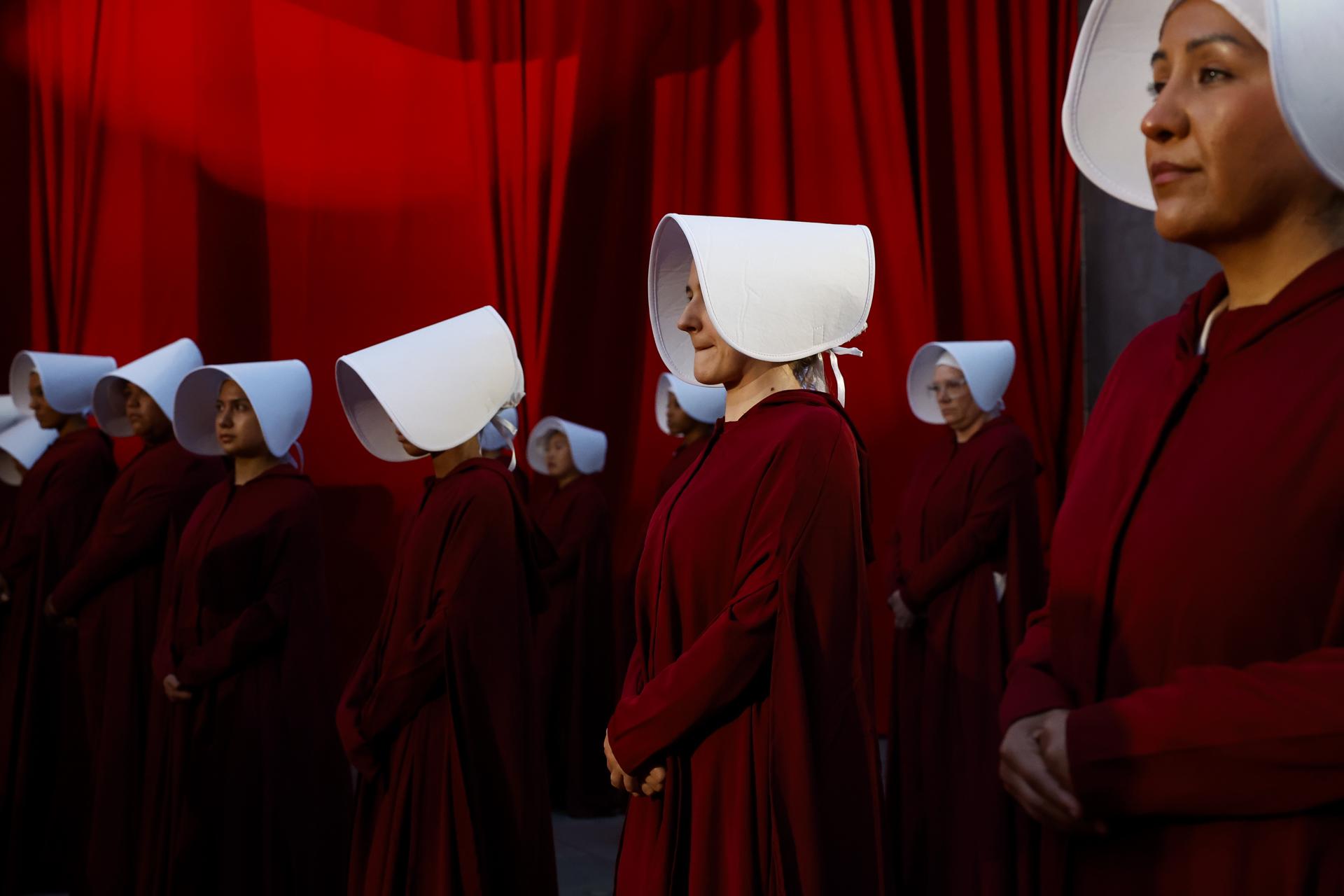 Varias mujeres caracterizadas como las mujeres de 'El cuento de la criada' durante la presentación de la sexta temporada de esta serie en Los Ángeles, Estados Unidos. EFE/ Caroline Brehman