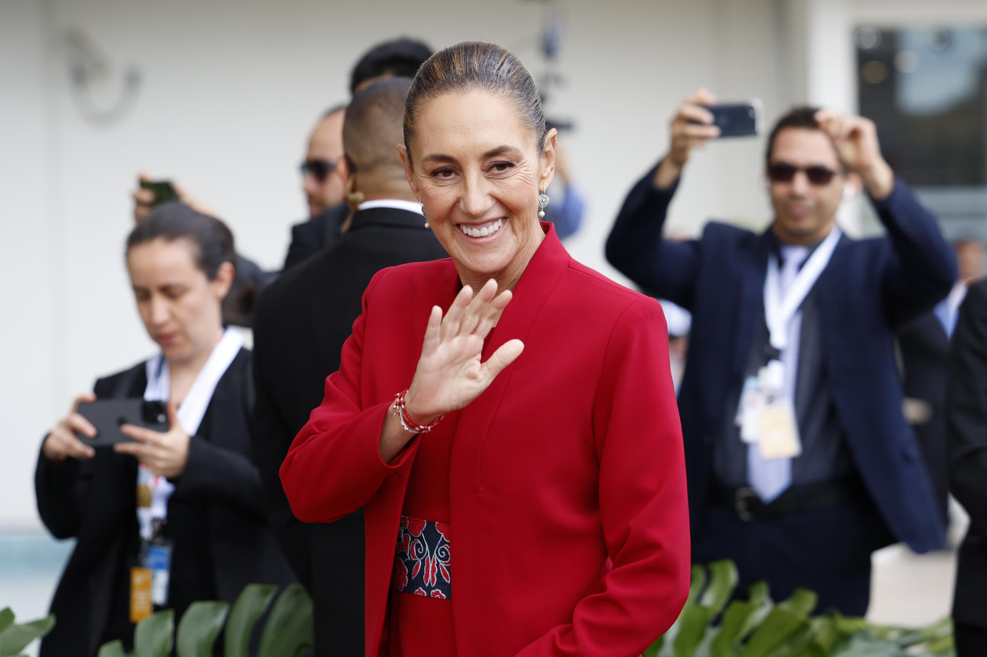 La presidenta de México Claudia Sheinbaum, saluda este miércoles a su llegada a la IX Cumbre de la Comunidad de Estados Latinoamericanos y Caribeños (Celac), en Tegucigalpa (Honduras). EFE/ Bienvenido Velasco