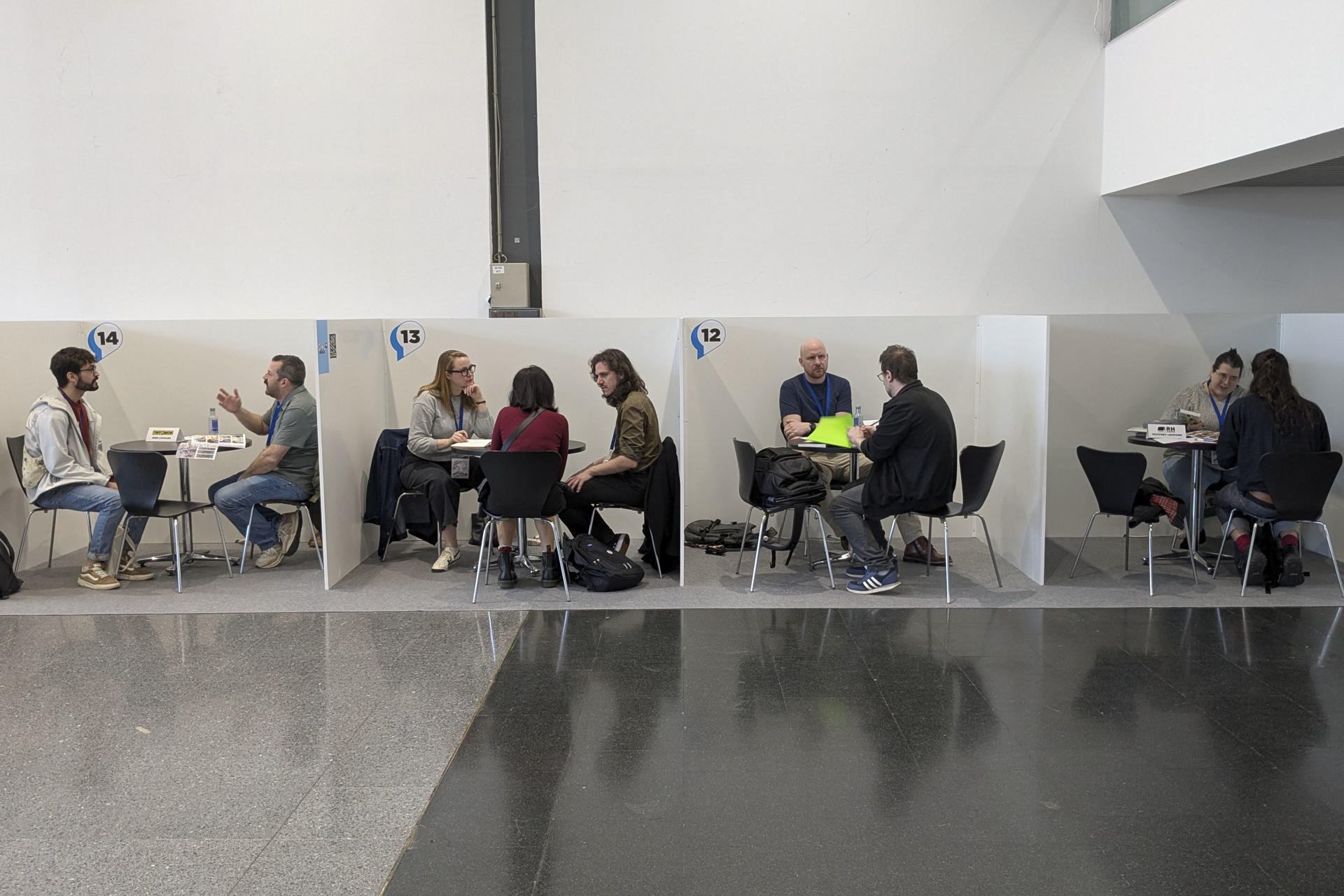 Los jóvenes dibujantes e ilustradores que se han acercado a Comic Barcelona para promocionar sus trabajos entre las editoriales tienen claro que quieren llegar a ser autores y que no se rendirán ante la tormenta en el sector por el robo sistemático que la IA generativa hace de las imágenes de los profesionales. EFE/Sergio Andreu