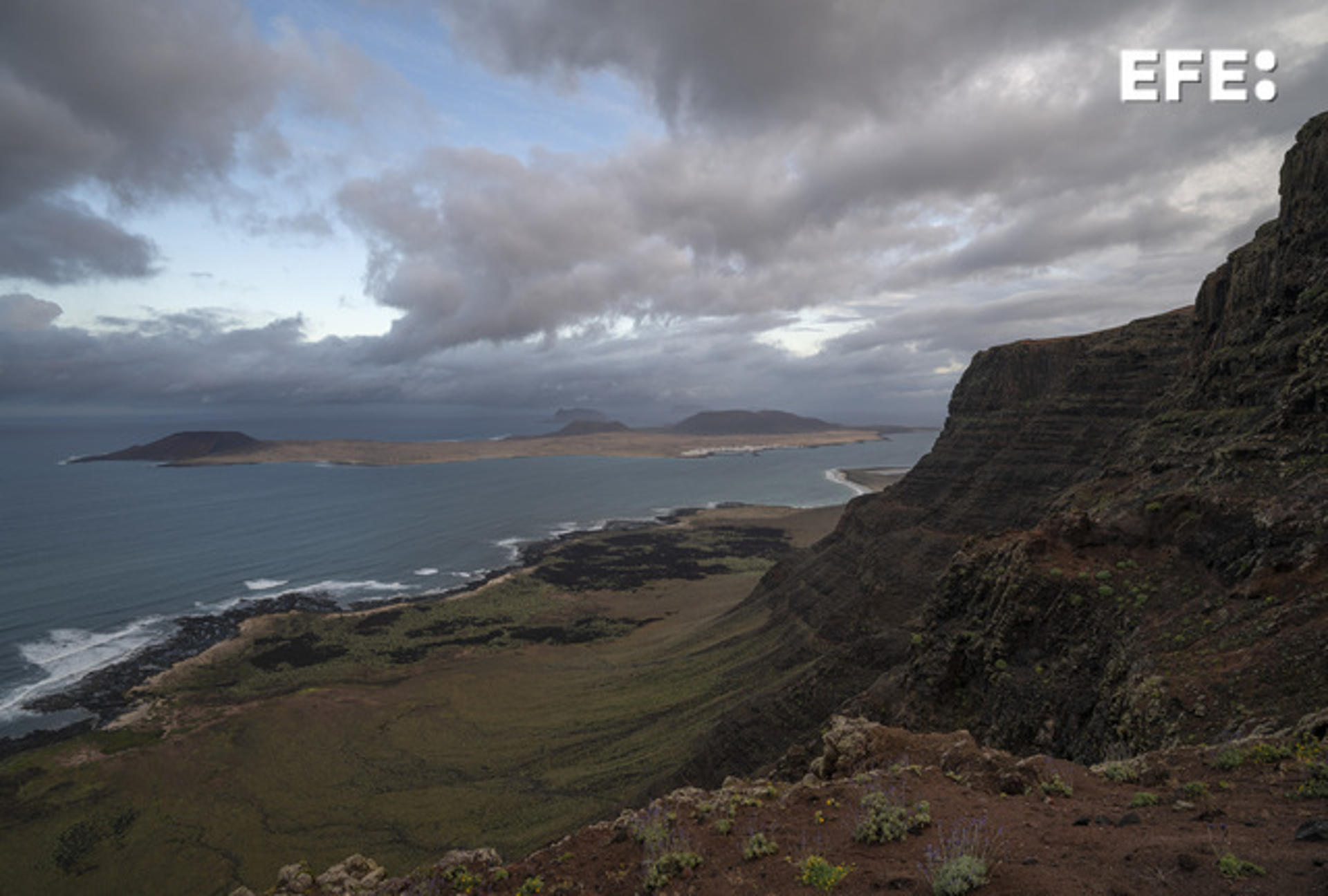 Nubes sobre la isla de La Graciosa al paso de la borrasca 'Olivier' por las islas Canarias. EFE/Adriel Perdomo