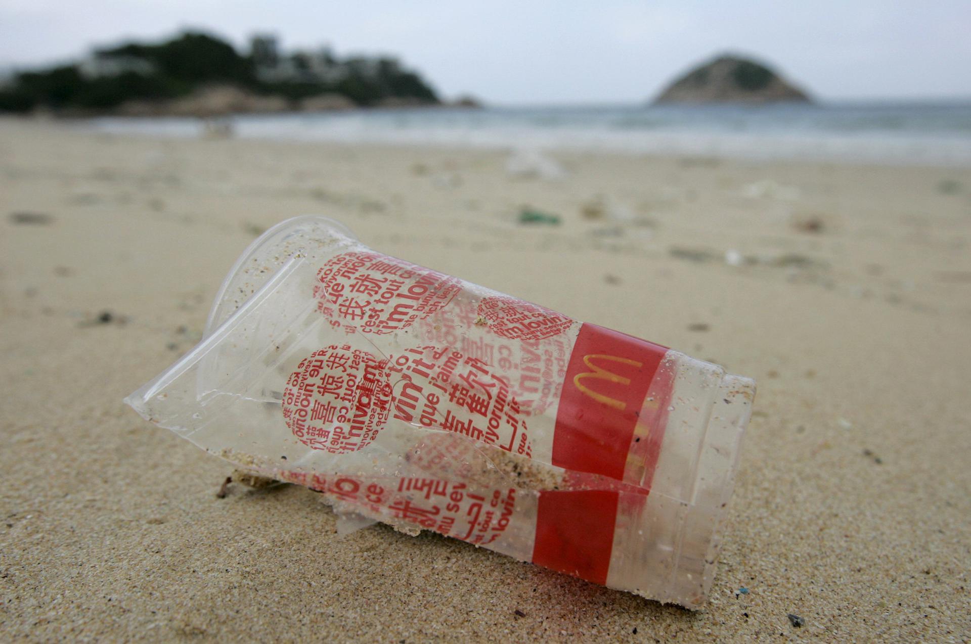 Un vaso de plástico en la orilla de una playa en China. EFE/Alex Hofford/Archivo