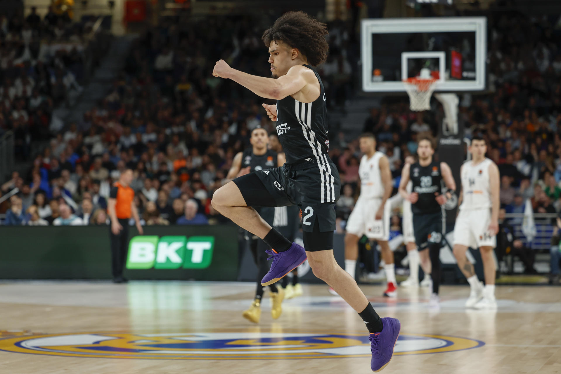 El base francés del París Basketball, Nadir Hifi, celebra una canasta durante el partido del play in de la Euroliga que Real Madrid y París Basketball disputaron en el Movistar Arena. EFE/ Mariscal