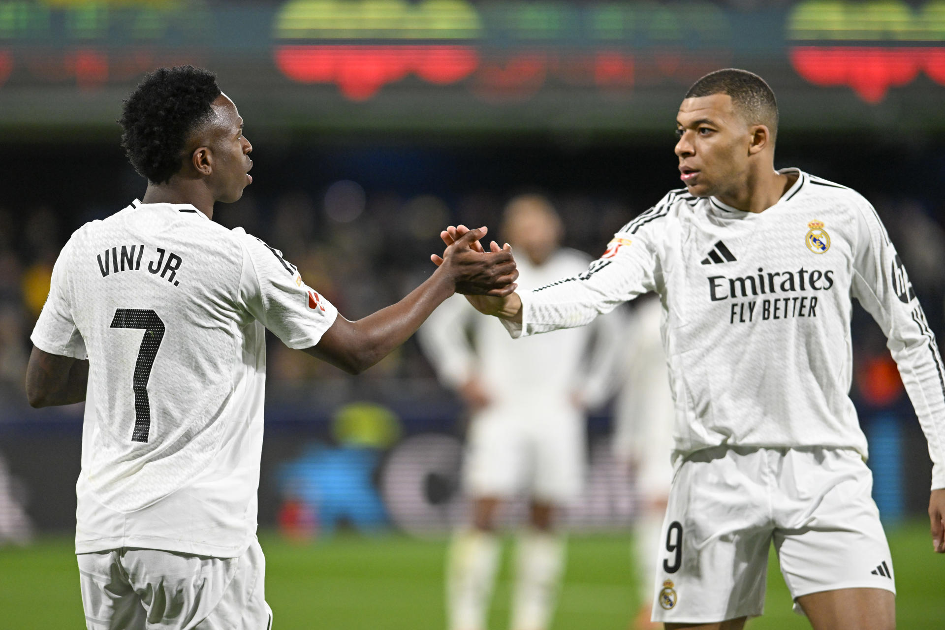 Los jugadores del Real Madrid, el brasileño Vinicius Junior (i) y el francés Kylian Mbappé. EFE/ANDREU ESTEBAN