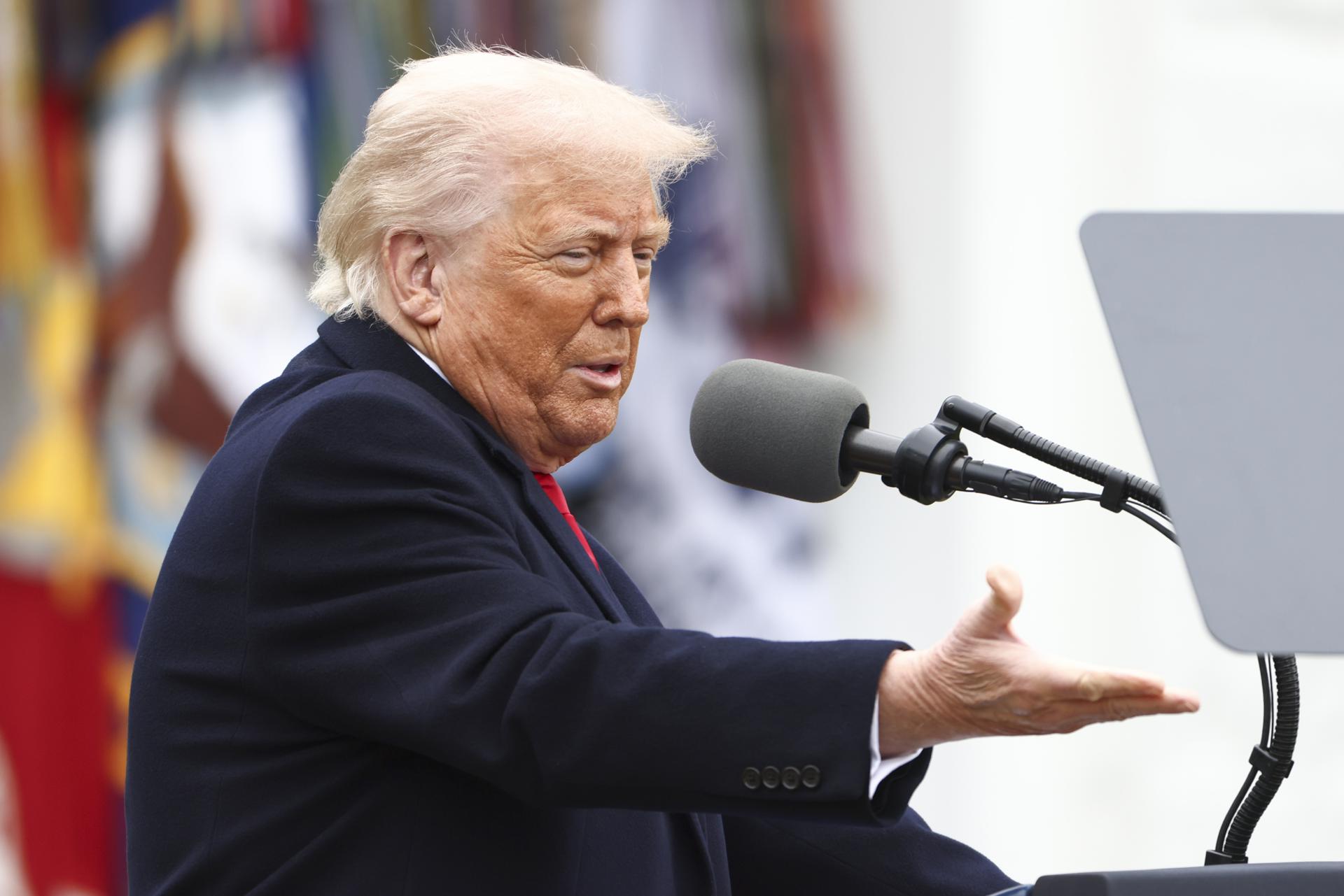El presidente de EE.UU., Donald Trump, anuncia aranceles recíprocos contra los socios comerciales de EE.UU. en el Jardín de las Rosas de la Casa Blanca en Washington, D.C. EFE/EPA/JIM LO SCALZO / POOL