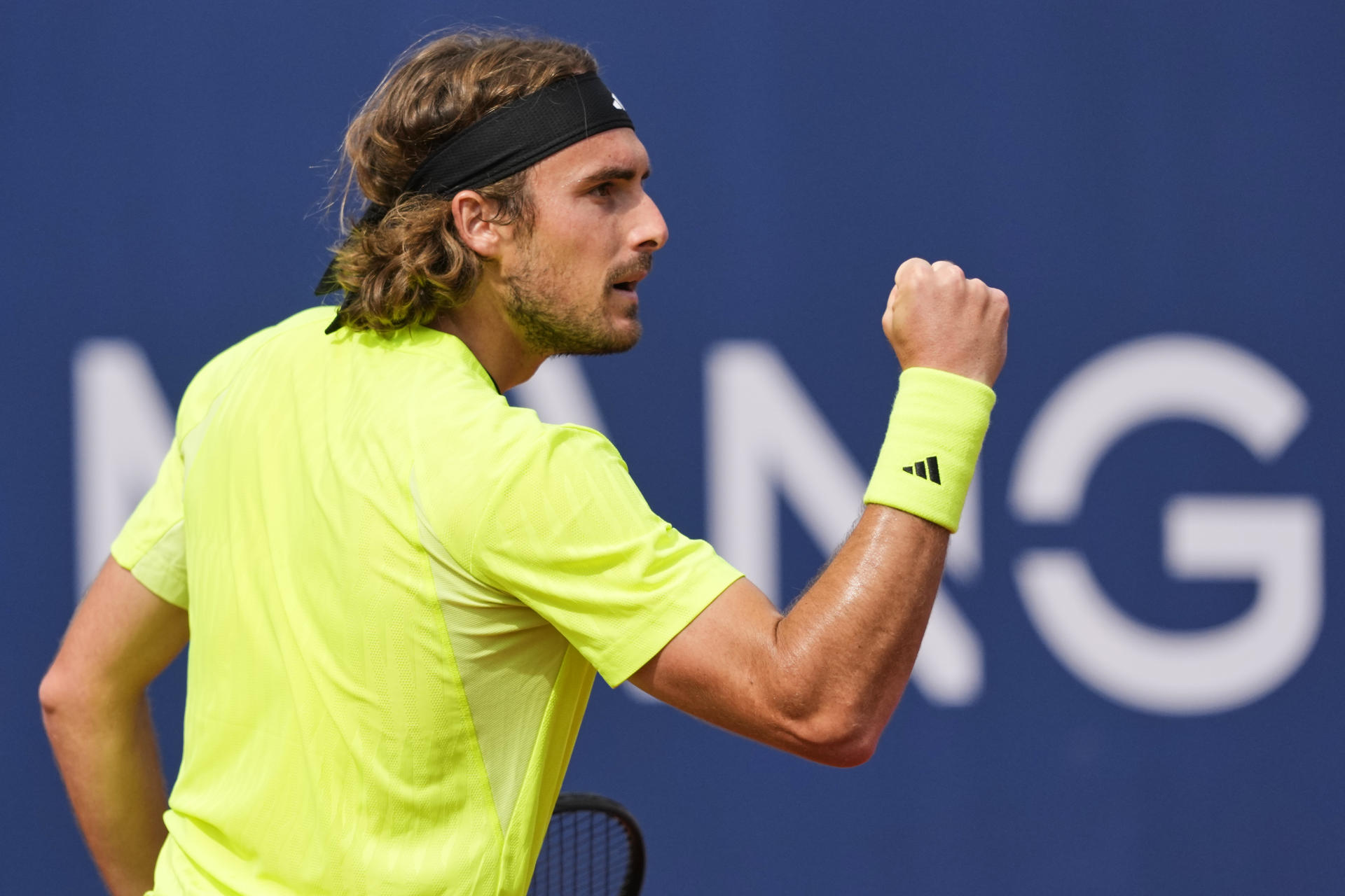 El tenista griego Stefanos Tstsipas durante su partido de primera ronda contra el tenista estadounidense Reilly Opelka en el Barcelona Open Banc Sabadell. EFE/Alejandro García