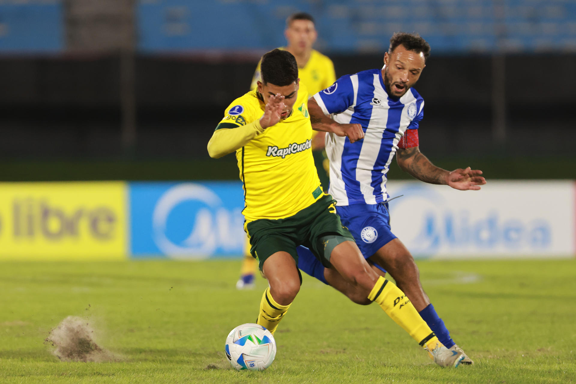 Sebastián Assis (d) de Cerro disputa un balón con Facundo Benjamín de Defensa y Justicia en un partido de la fase de grupos de la Copa Sudamericana. EFE/ Gastón Britos