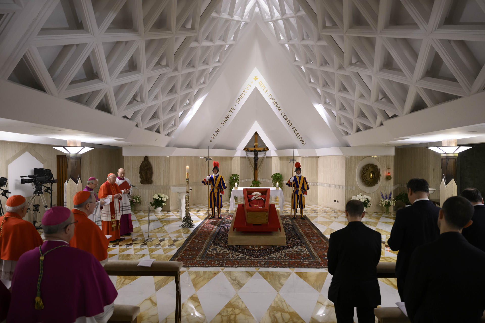 El Vaticano difundió este martes las primeras imágenes del papa Francisco, fallecido este lunes a los 88 años, en el féretro de madera en la capilla de la que fue su residencia, la Casa Santa Marta. EFE/Simone Risoluti/Dicasterio para La Comunicación De La Santa Sede SOLO USO EDITORIAL/SOLO DISPONIBLE PARA ILUSTRAR LA NOTICIA QUE ACOMPAÑA (CRÉDITO OBLIGATORIO)