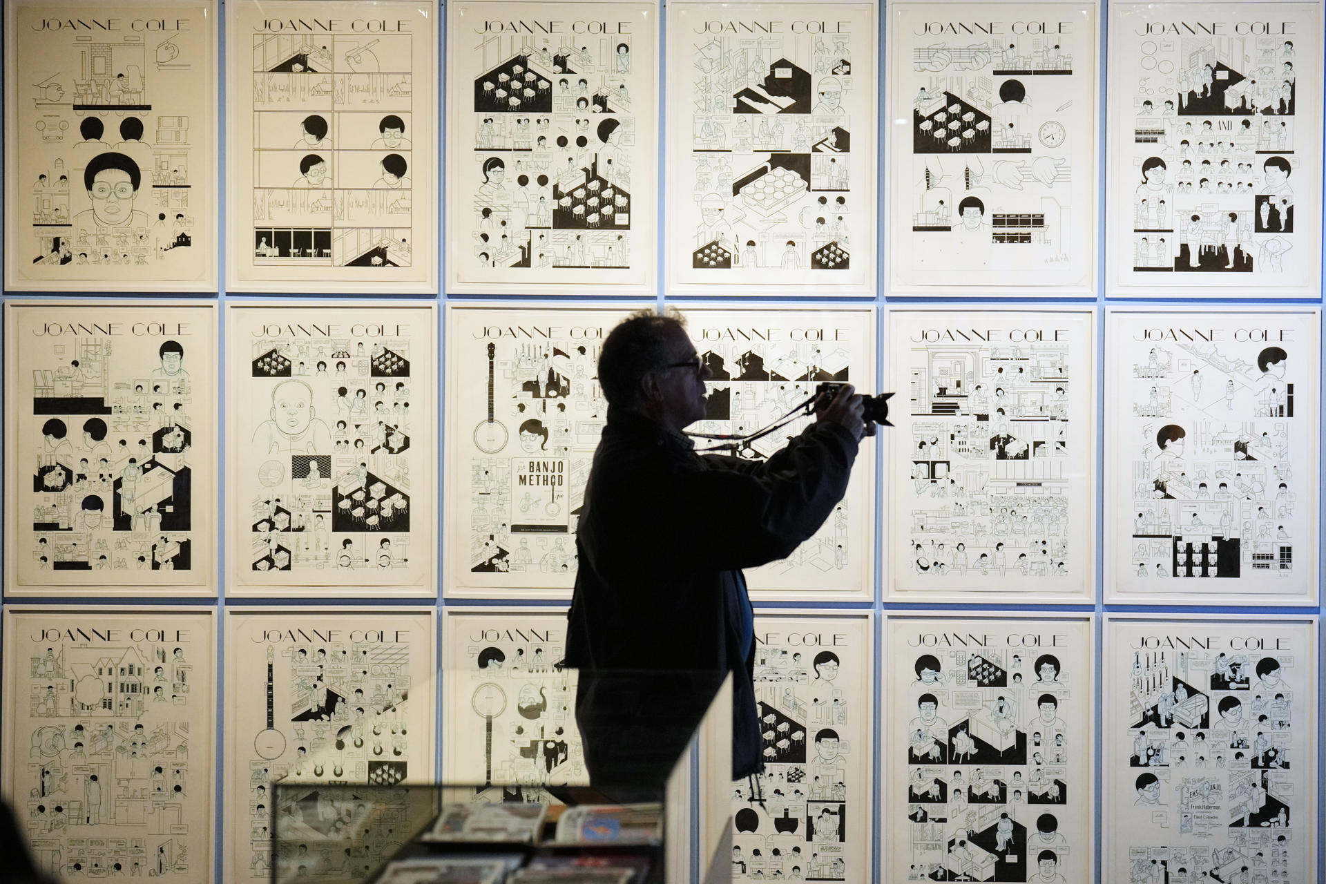 Un visitante en una de las salas del Centro de Cultura Contemporánea de Barcelona -CCCB- que ha presentado este miércoles la exposición "Chris Ware. Dibujar es pensar', dedicada a uno de los autores más innovadores del cómic contemporáneo, a través de piezas originales, audiovisuales, objetos, libros y esculturas, y que pone el foco en su invención del lenguaje. EFE/Alejandro García