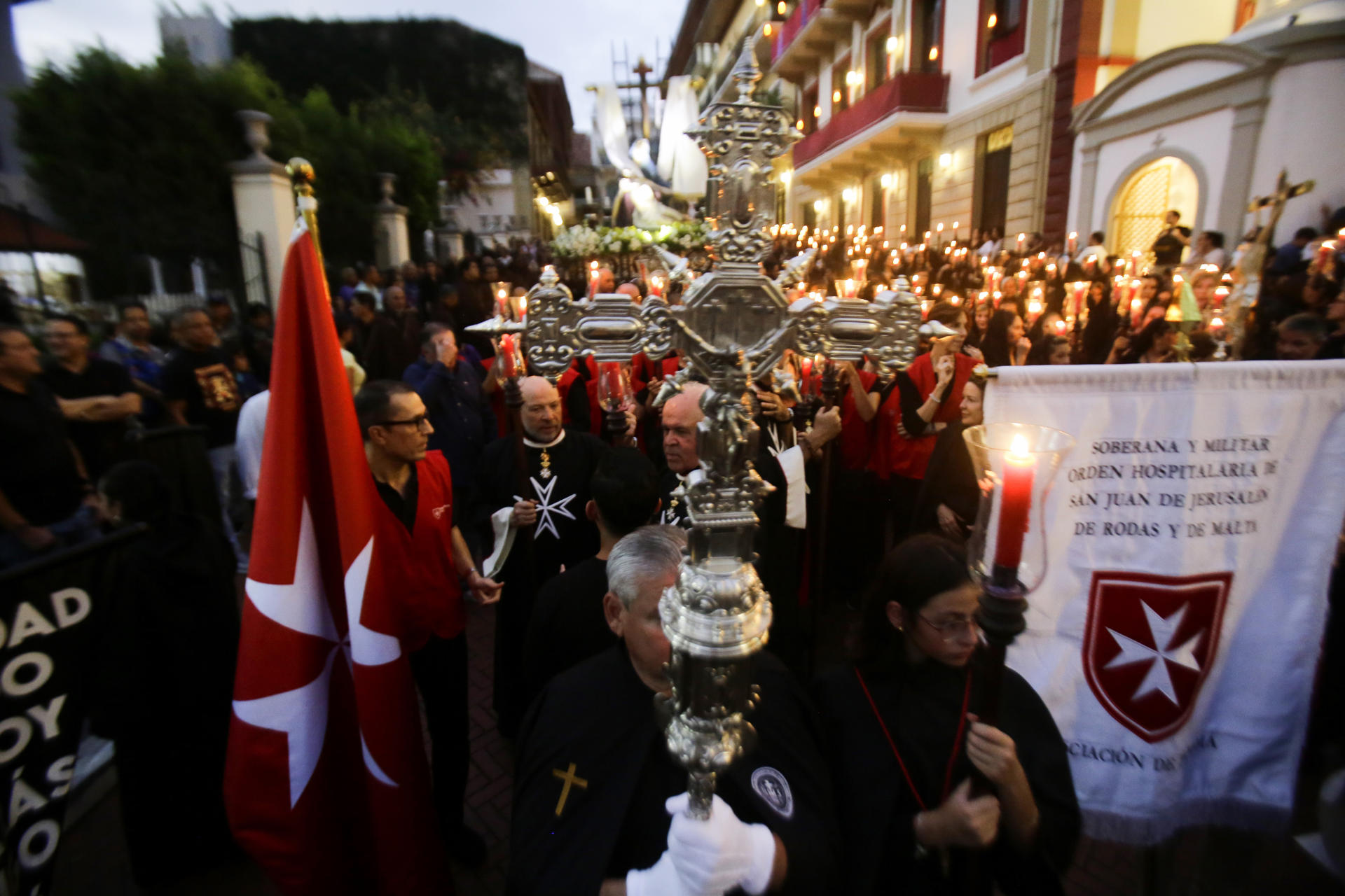 Centenares de feligreses se concentraron en el colonial Casco Antiguo de Ciudad de Panamá, para caminar en procesión junto a un Jesucristo sin vida sobre la losa del sepulcro. EFE/ Carlos Lemos