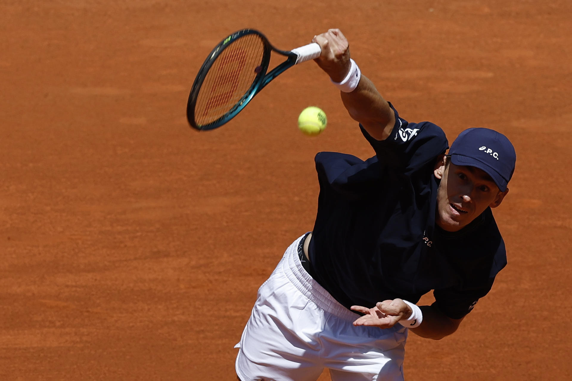 El tenista australiano Álex de Miñaur en acción ante el italiano Lorenzo Sonego durante el partido individual masculino de segunda ronda del Masters 1000 de Madrid que disputaron en la Caja Mágica en la capital de España. EFE/ Chema Moya
