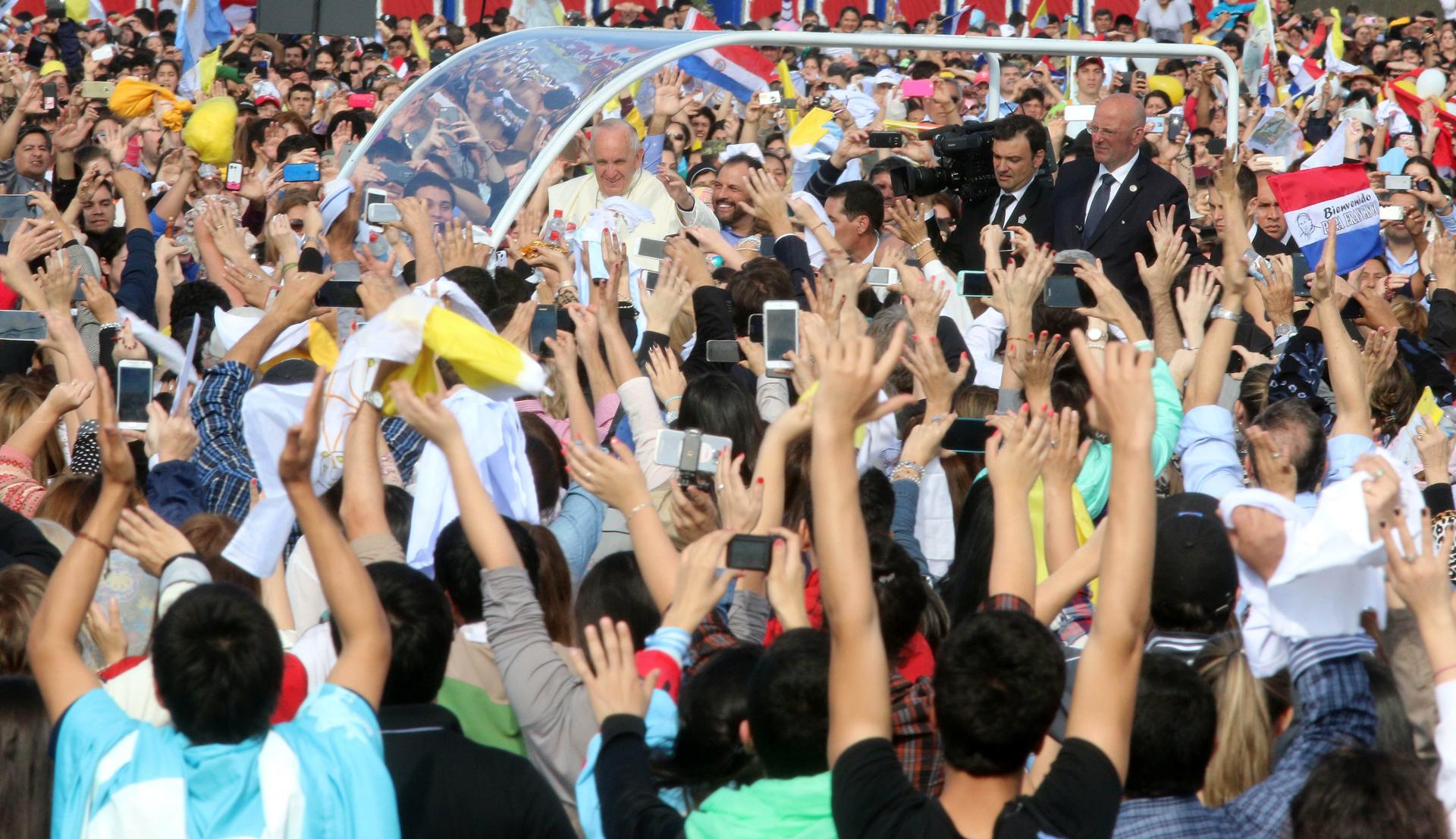 Fotografía del 12 de julio de 2015 que muestra al papa Francisco saludando a los fieles antes de celebrar una misa en una base militar en Asunción (Paraguay). EFE/Christian Alvarenga